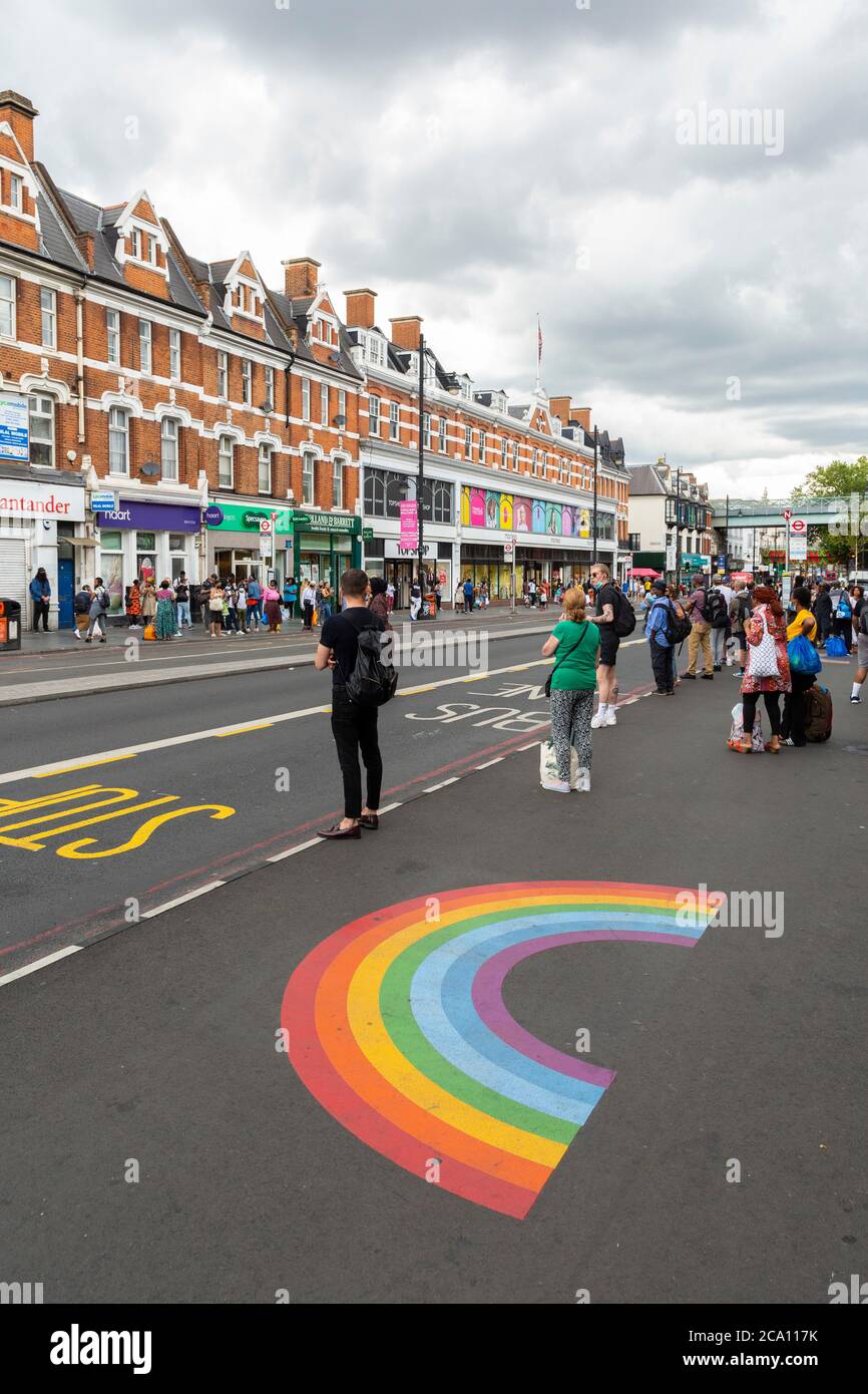 Arc-en-ciel peint sur la chaussée étendue du chemin Brixton, Londres, 1er août 2020 Banque D'Images