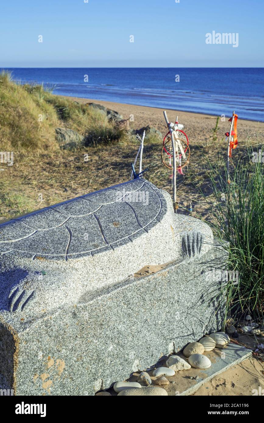 Dreamcatchers à la sculpture de tortues de granit Scarlett, en hommage à tous les soldats américains indigènes qui ont débarqué sur Omaha Beach, 6 juin 1944, Normandie, France Banque D'Images