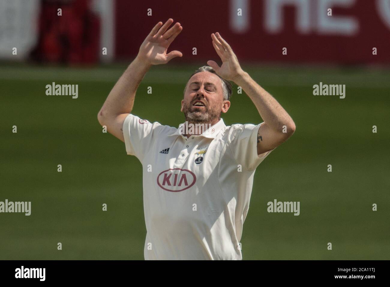Londres, Royaume-Uni. 3 août 2020. Rikki Clarke se rapproche du bowling de Surrey contre Middlesex le troisième jour du jeu Bob Willis Trophy à l'Oval. David Rowe/Alay Live News Banque D'Images