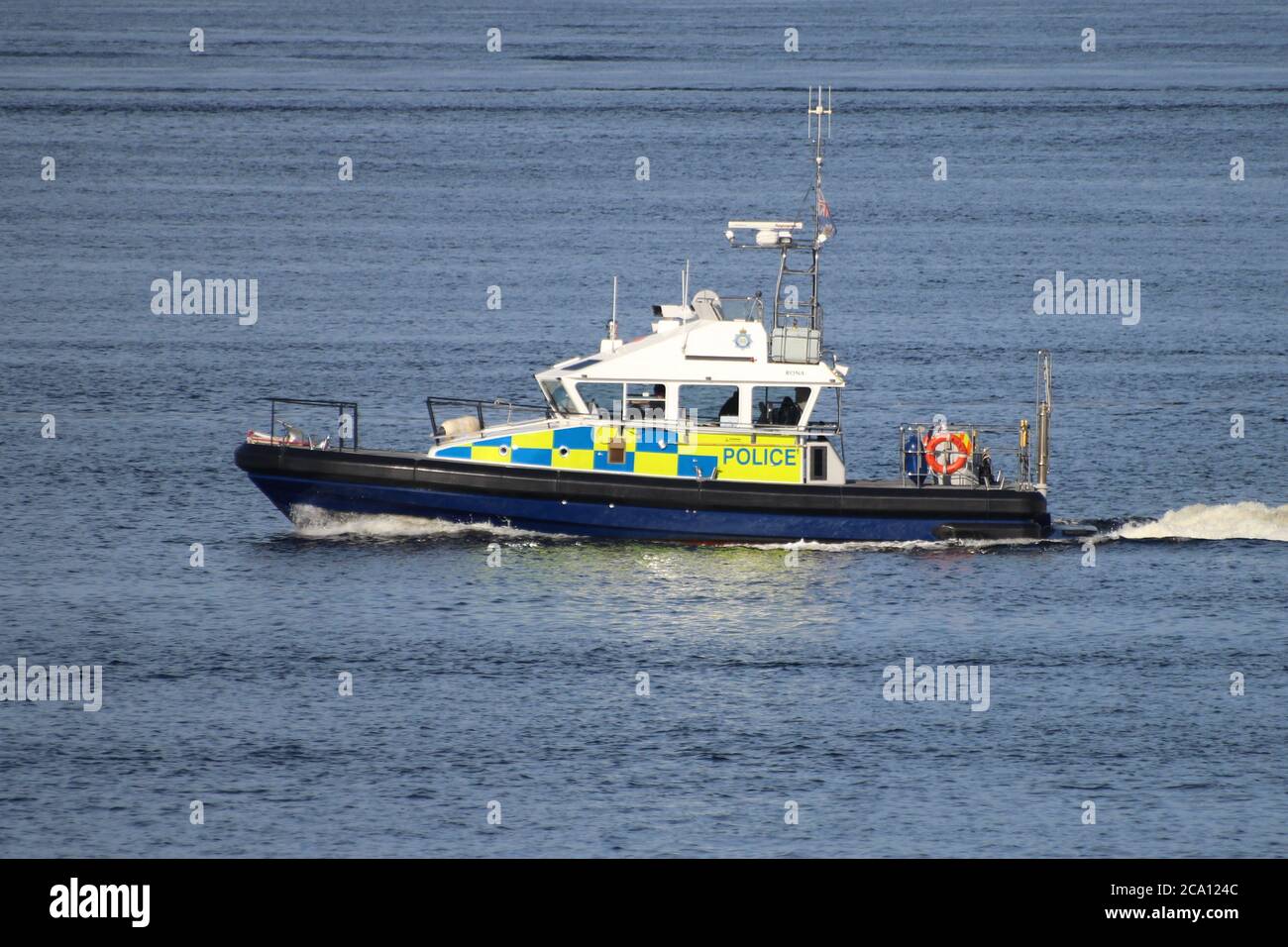 Le MDP Rona, un lancement de la police du ministère de la Défense, pour des tâches de sécurité et d'escorte, au large de Gourock pendant l'exercice joint Warrior 122. Banque D'Images