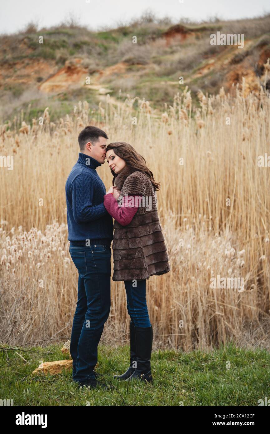 Romantique beau jeune couple enserre à l'extérieur de la campagne Banque D'Images