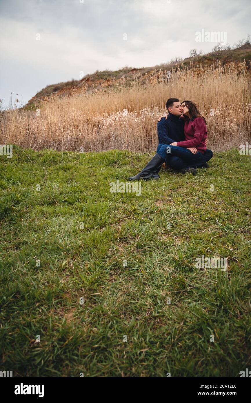 Gros plan d'un jeune couple romantique et attrayant qui embrasse et embrasse en plein air Banque D'Images