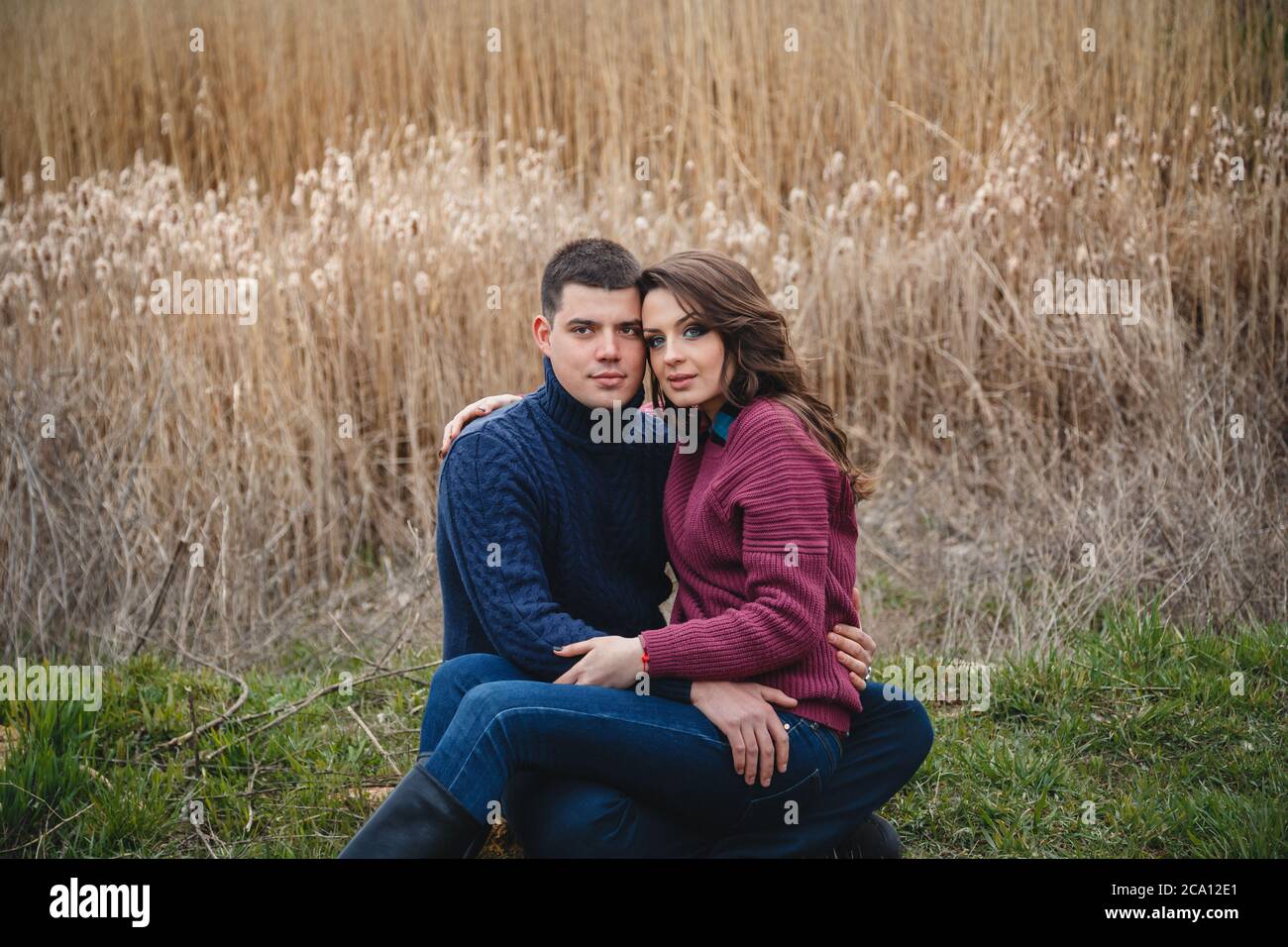 Gros plan d'un jeune couple romantique et attrayant qui embrasse et embrasse en plein air Banque D'Images