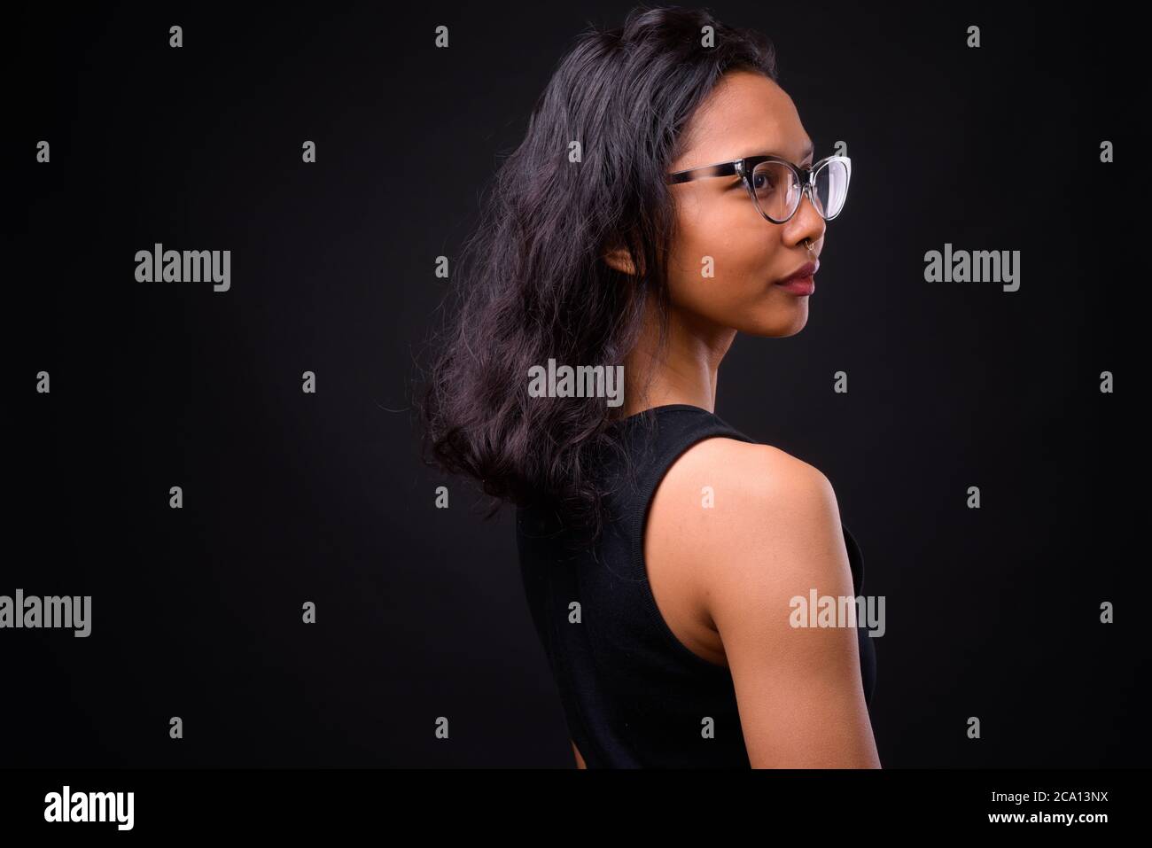 Portrait de jeune femme asiatique avec lunettes Banque D'Images