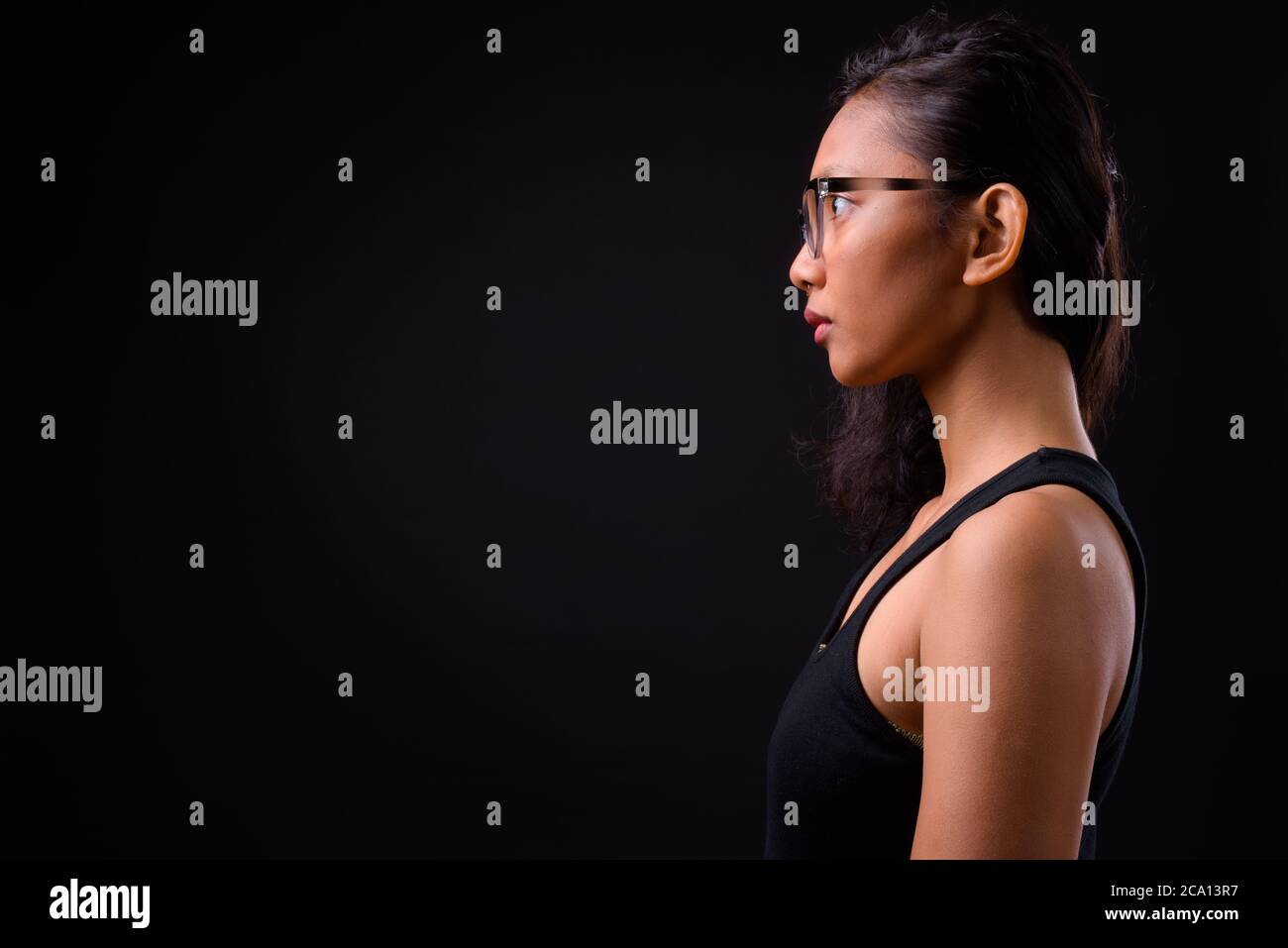 Portrait de jeune femme asiatique avec lunettes Banque D'Images
