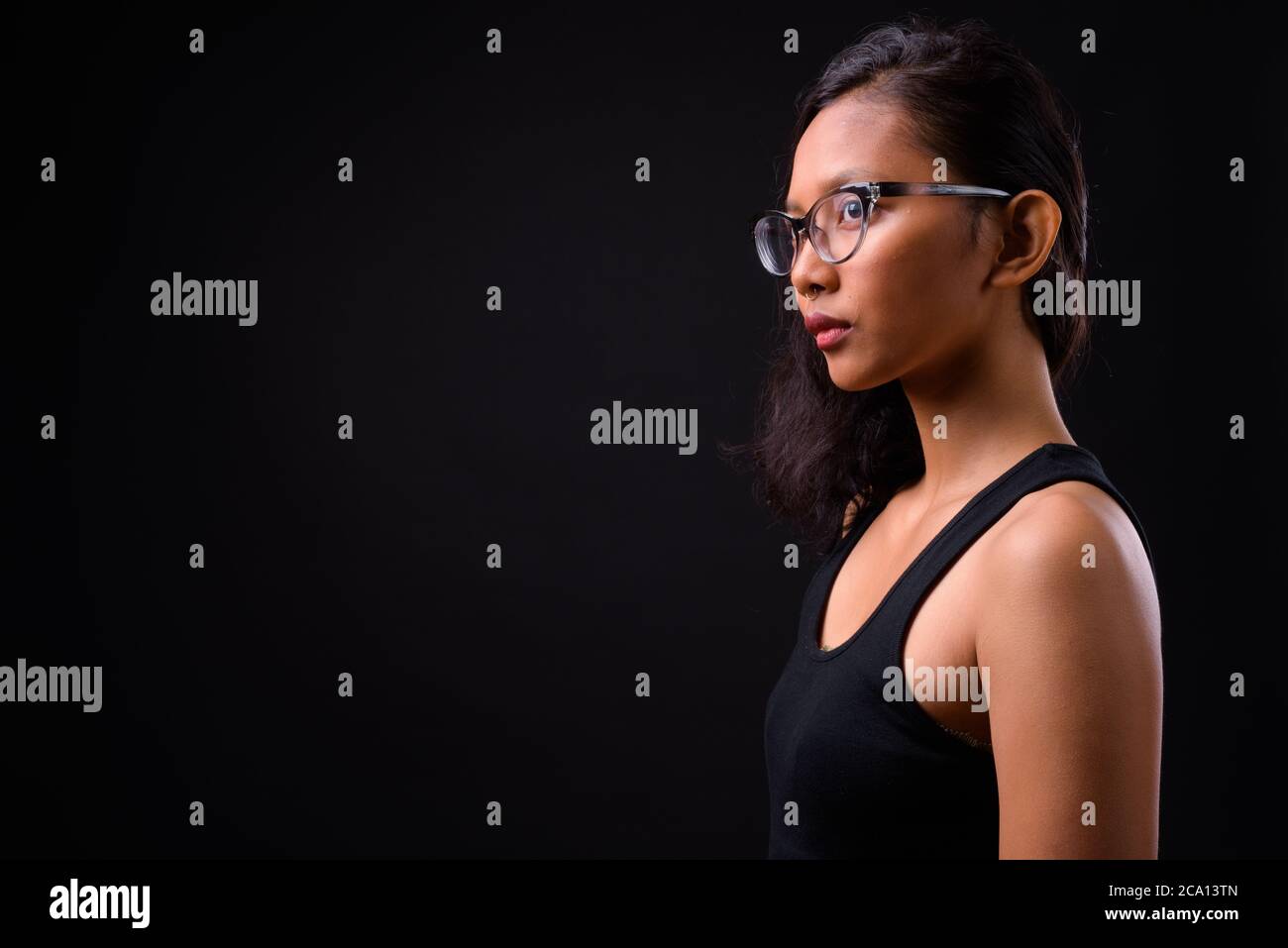 Portrait de jeune femme asiatique avec lunettes Banque D'Images