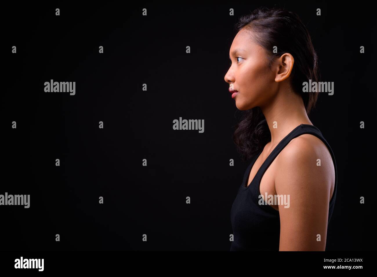 Portrait de jeune femme asiatique avec anneau de nez Banque D'Images