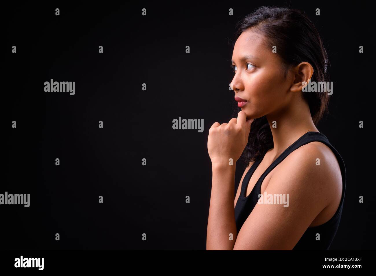 Portrait de jeune femme asiatique avec anneau de nez Banque D'Images