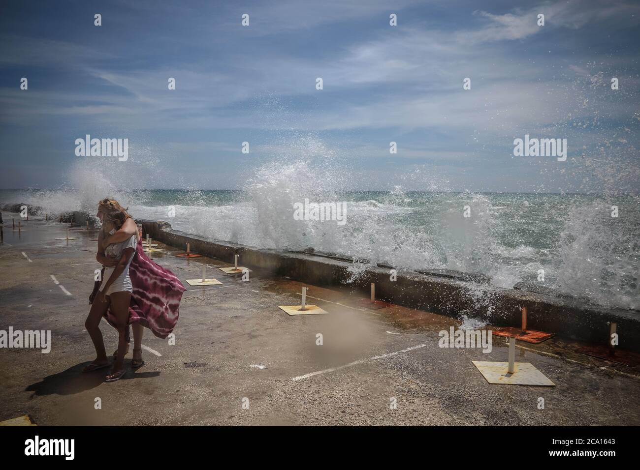 Malaga, Espagne. 3 août 2020. Dans le spa Carmen, les spectateurs viennent prendre des photos près du mur de brise-lames. Credit: Lorenzo Carnero/ZUMA Wire/Alay Live News Banque D'Images