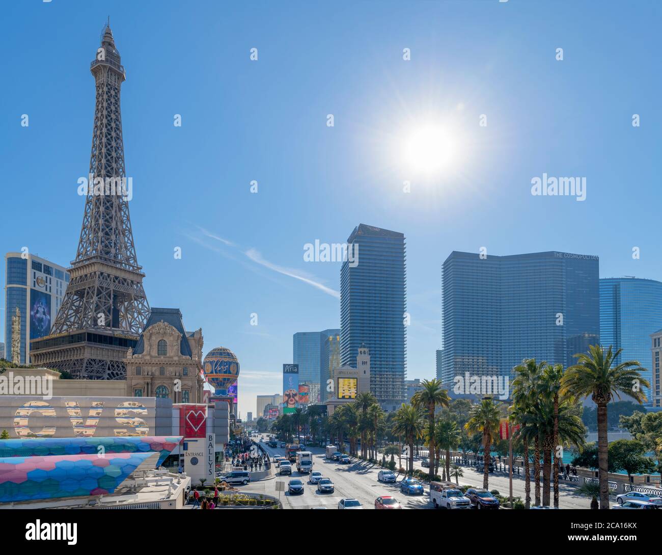 Las Vegas Strip. Vue sur Las Vegas Boulevard en direction de Paris Las Vegas Hotel and Casino, Las Vegas, Nevada, USA Banque D'Images