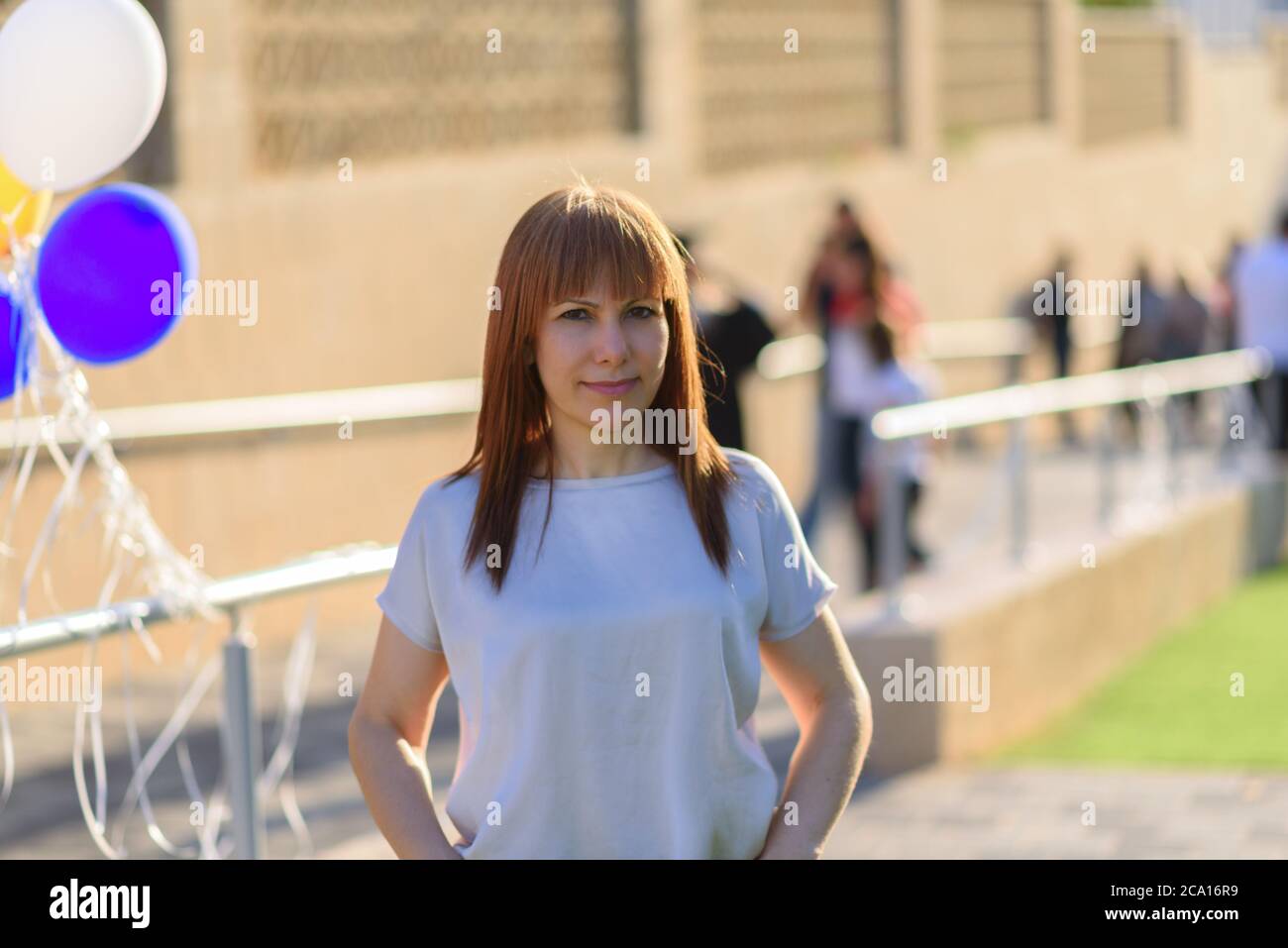 Portrait en plein air d'une femme blonde de 40 ans. Active belle femme d'âge moyen souriant sympathique et regardant dans la rue de la ville. Banque D'Images