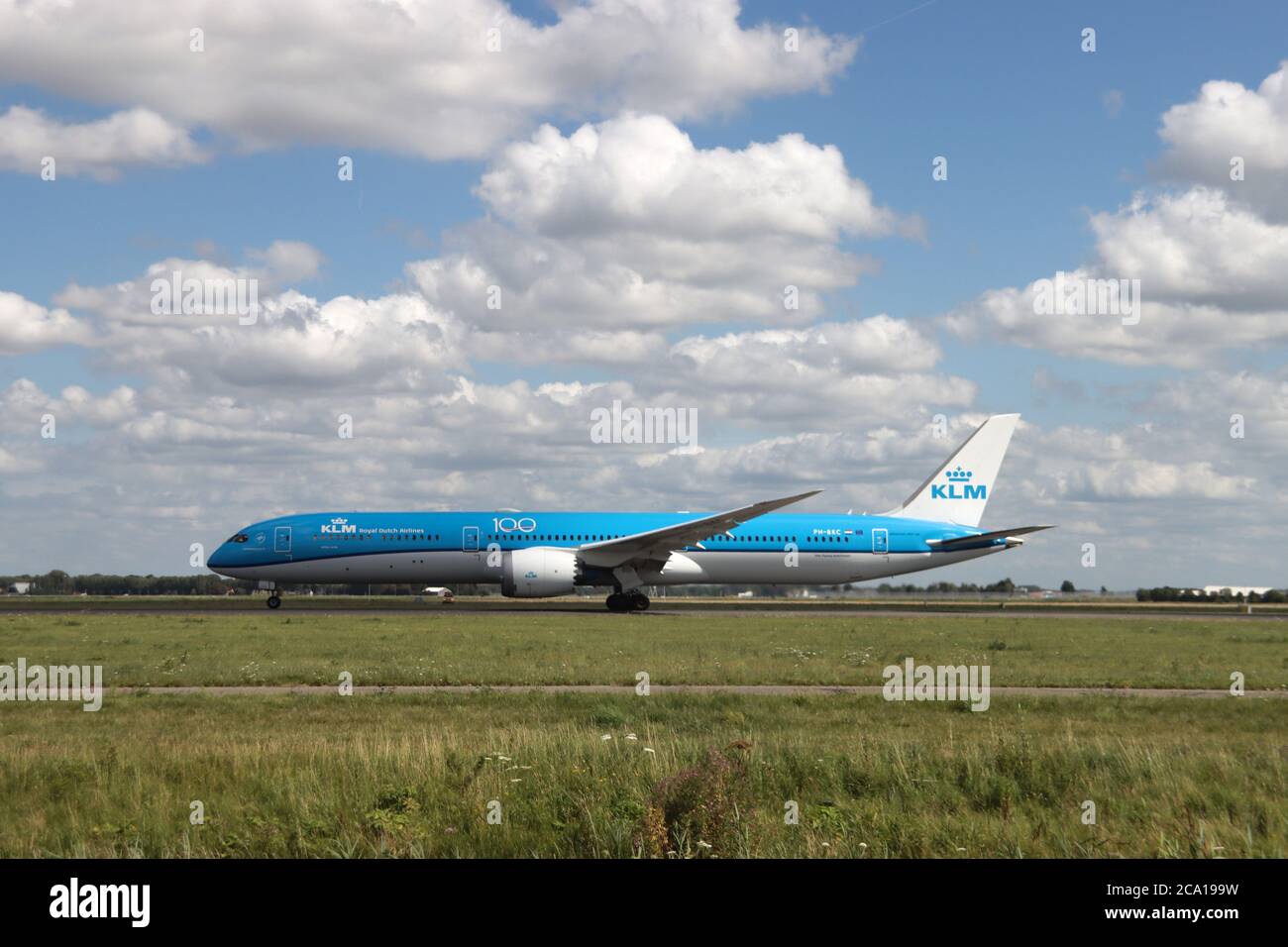 L'avion part de Polderbaan depuis l'aéroport d'Amsterdam Schiphol. Avion Boeing 787 portant le nom pH-BKC Airliner KLM Banque D'Images