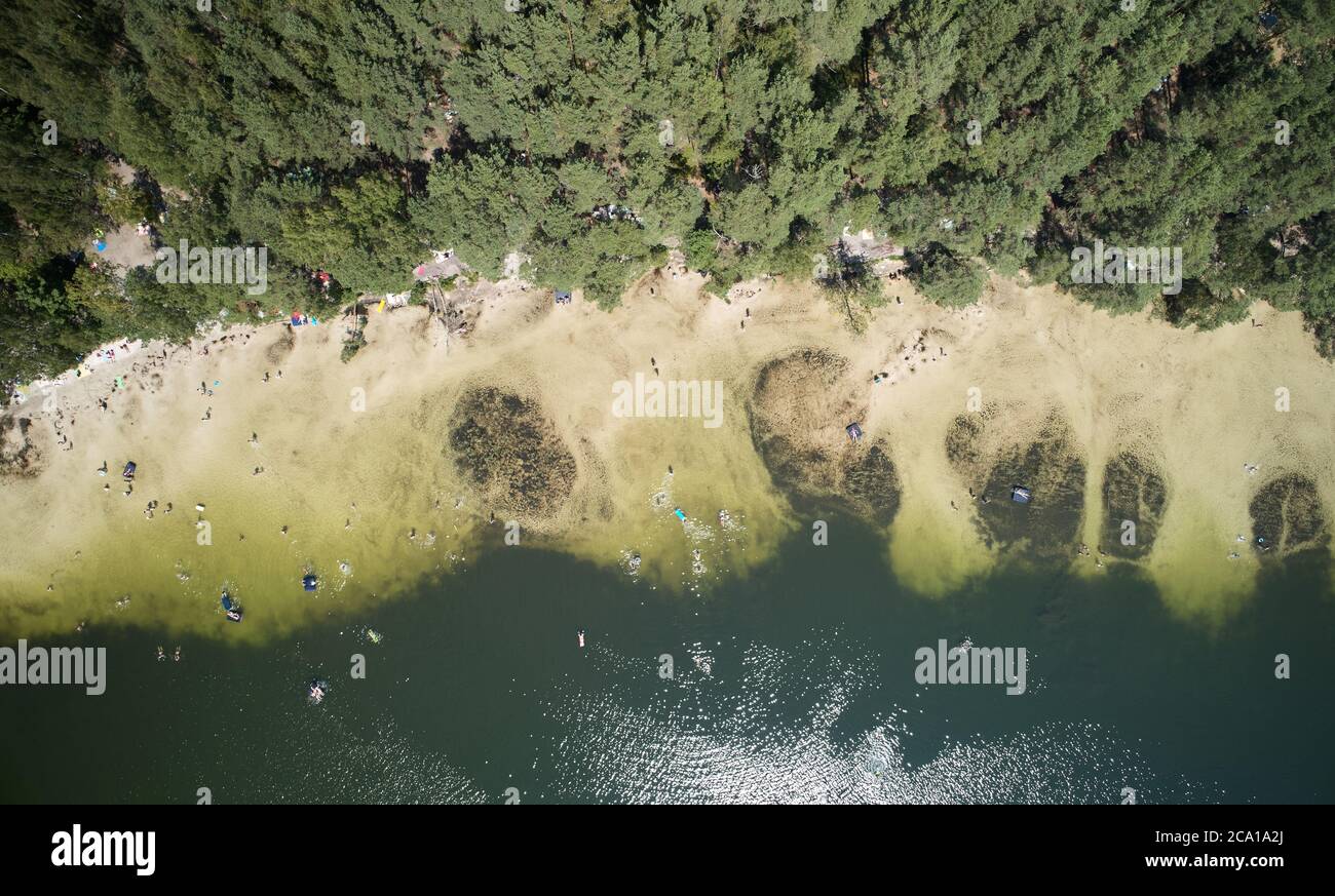 Les gens sur la plage du lac au-dessus de la vue de drone en haut dans la journée ensoleillée Banque D'Images