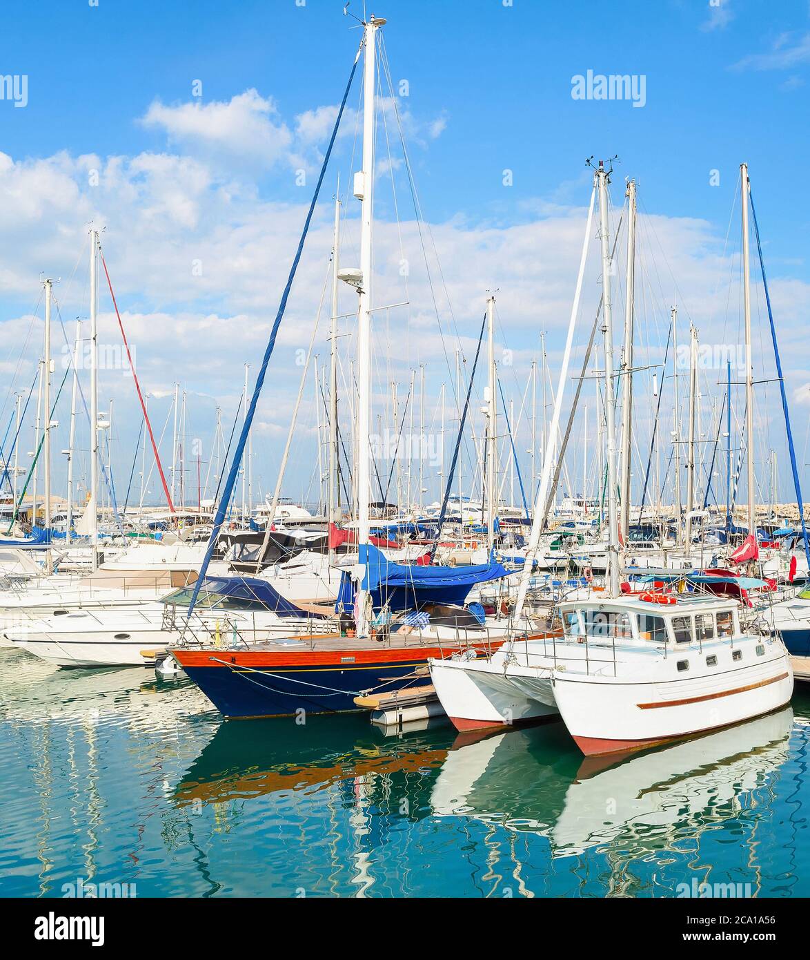 Yachts blancs et bateaux à moteur amarrés à Larnaca marina le jour ensoleillé, Chypre Banque D'Images
