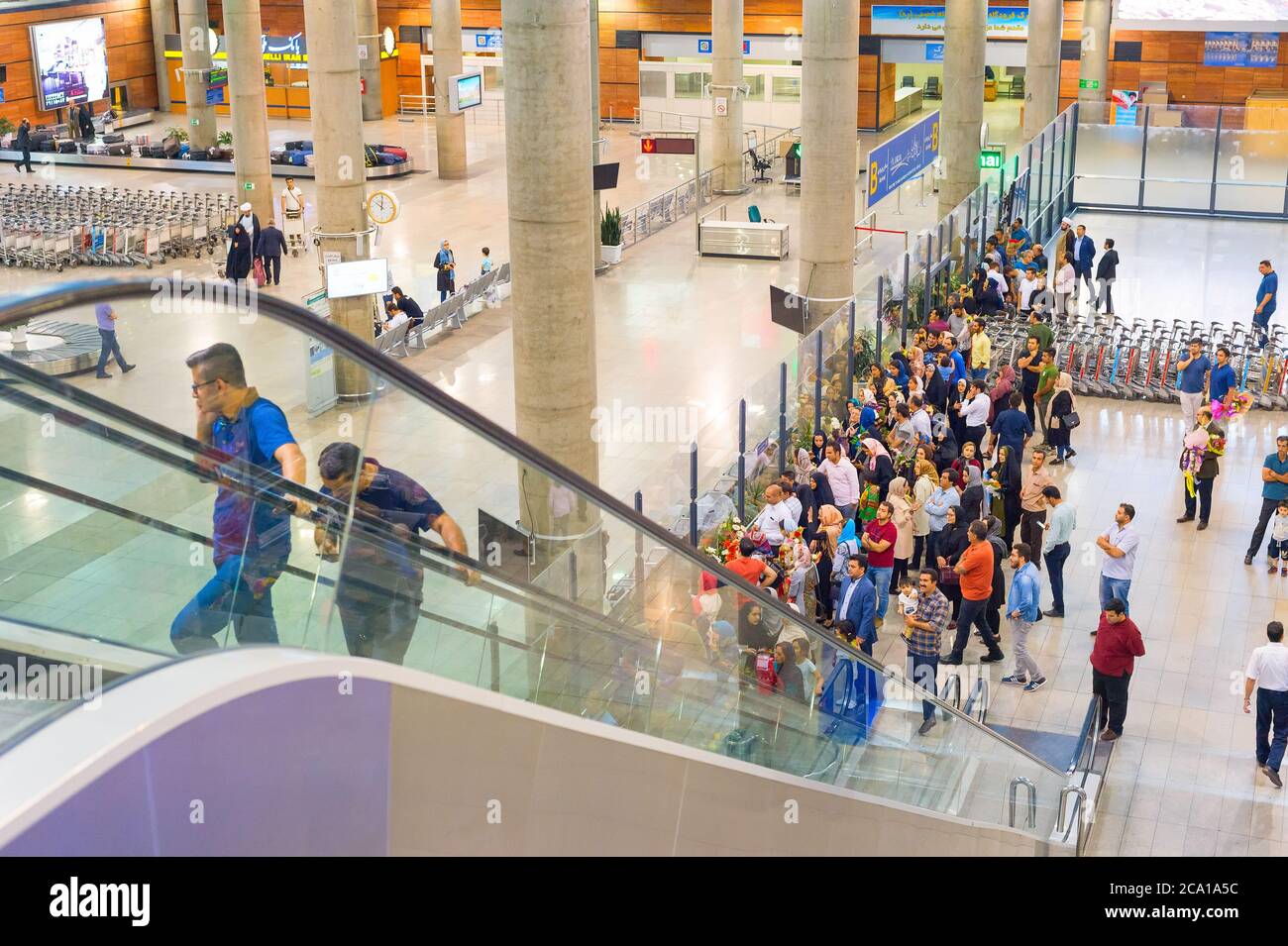 Téhéran, Iran - le 22 mai 2017 : personnes en attente pour les passagers à l'arrivée à Téhéran, l'aéroport international Imam Khomeini Banque D'Images