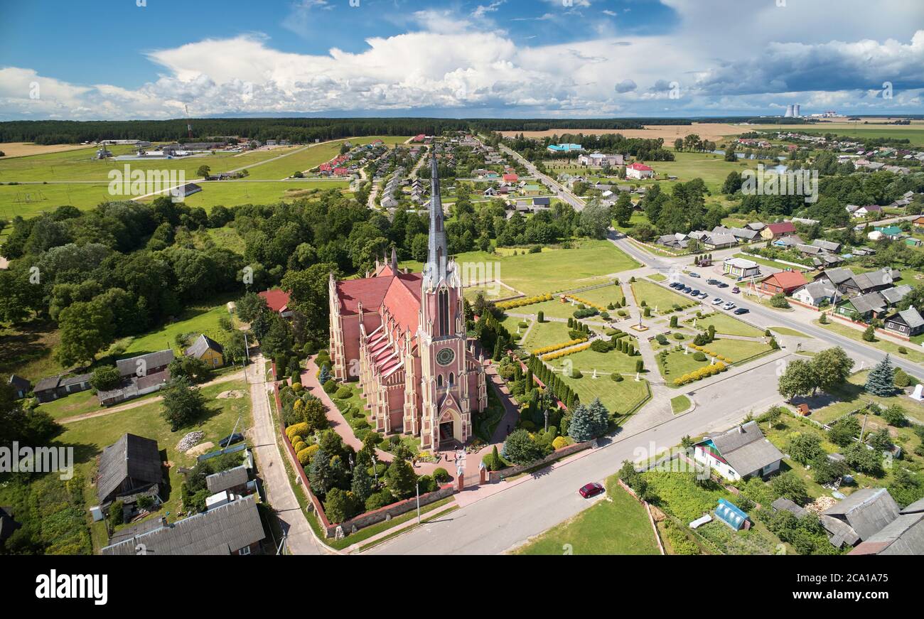 Cathédrale historique catholique dans la petite ville vue aérienne sur les drones Banque D'Images