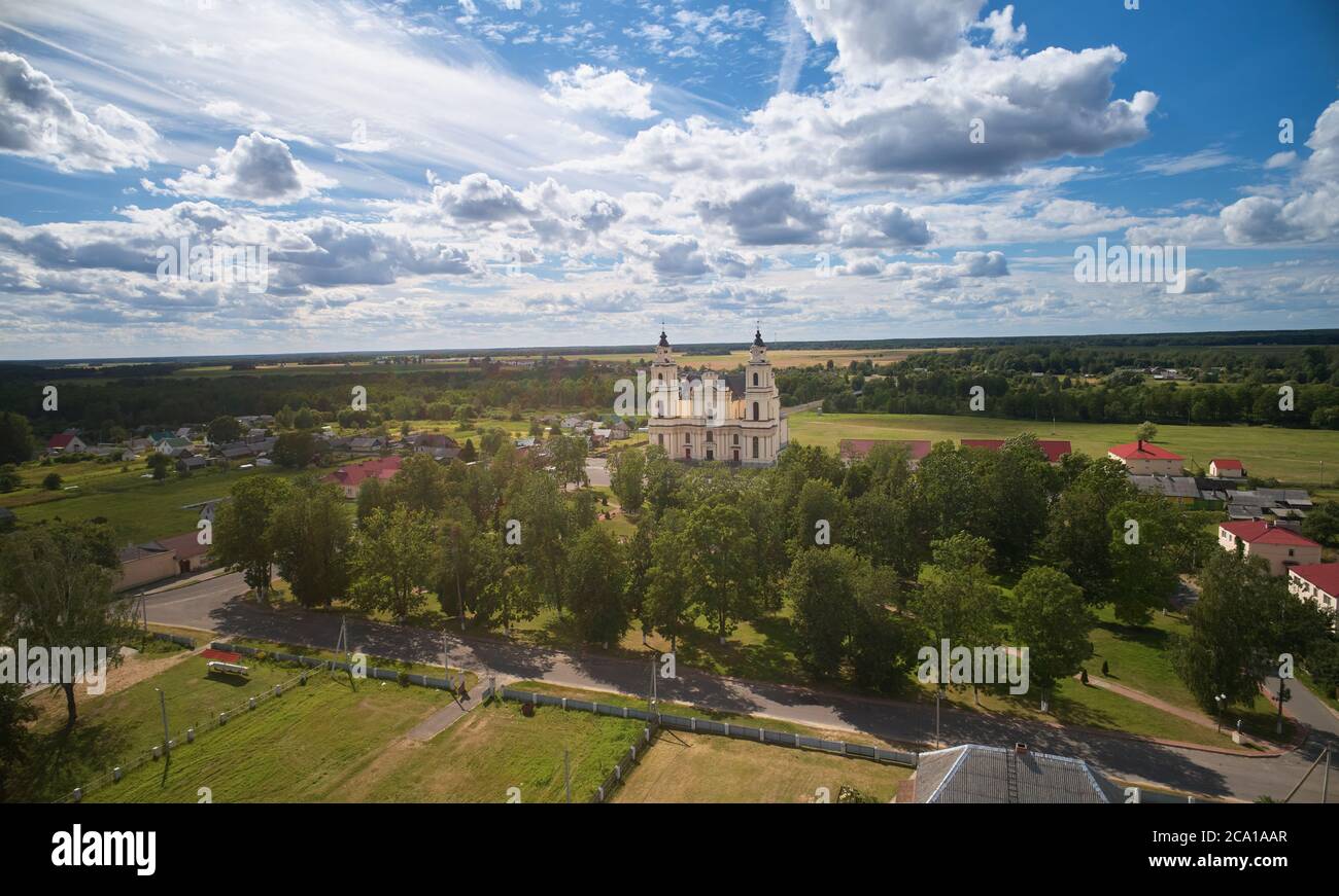 Cathédrale orthodoxe dans la petite ville vue aérienne de drone Banque D'Images