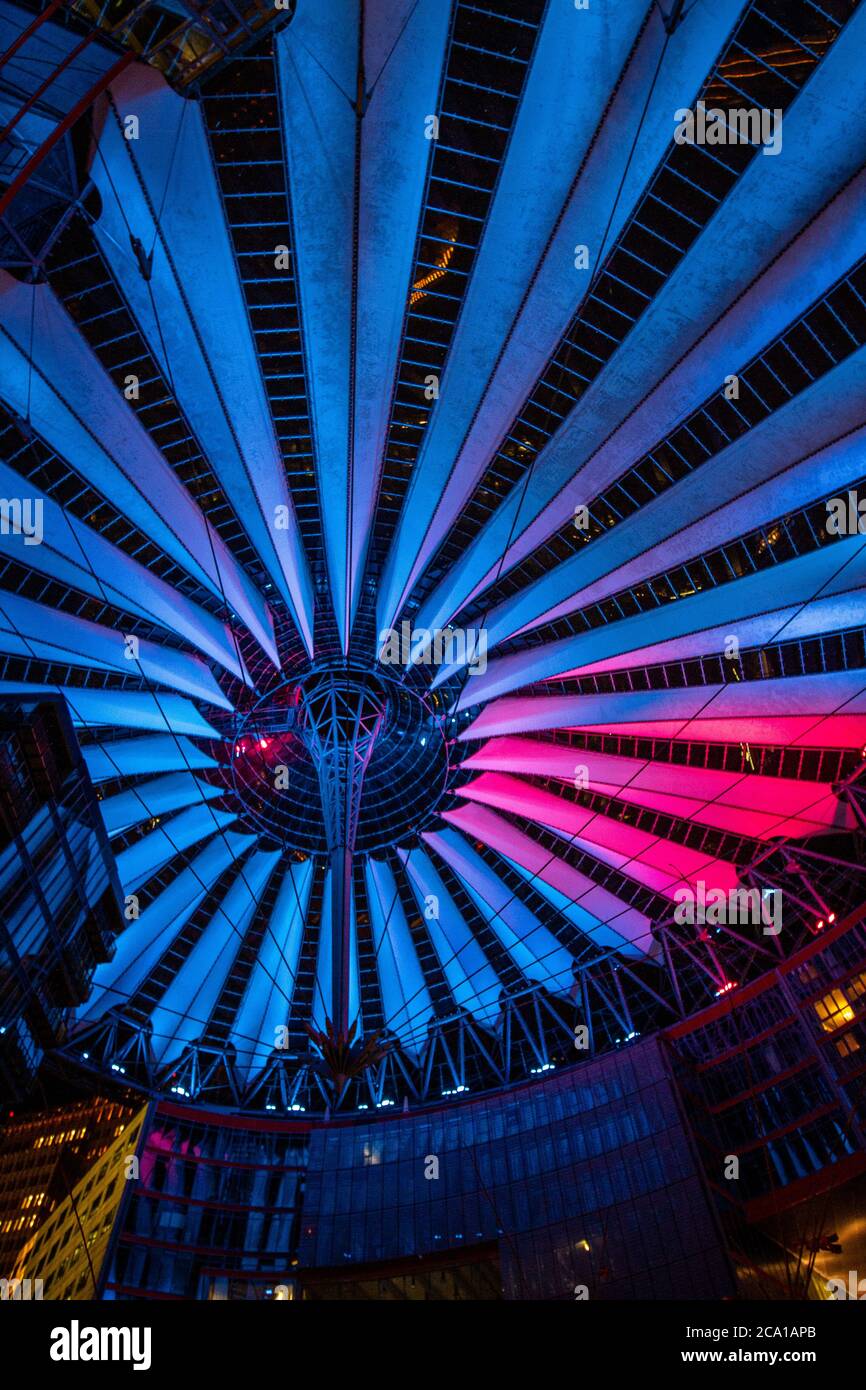 Le célèbre Sony Center de la Potsdamer Platz illuminé la nuit à Berlin, en Allemagne. Le complexe abrite des boutiques et des restaurants. Banque D'Images