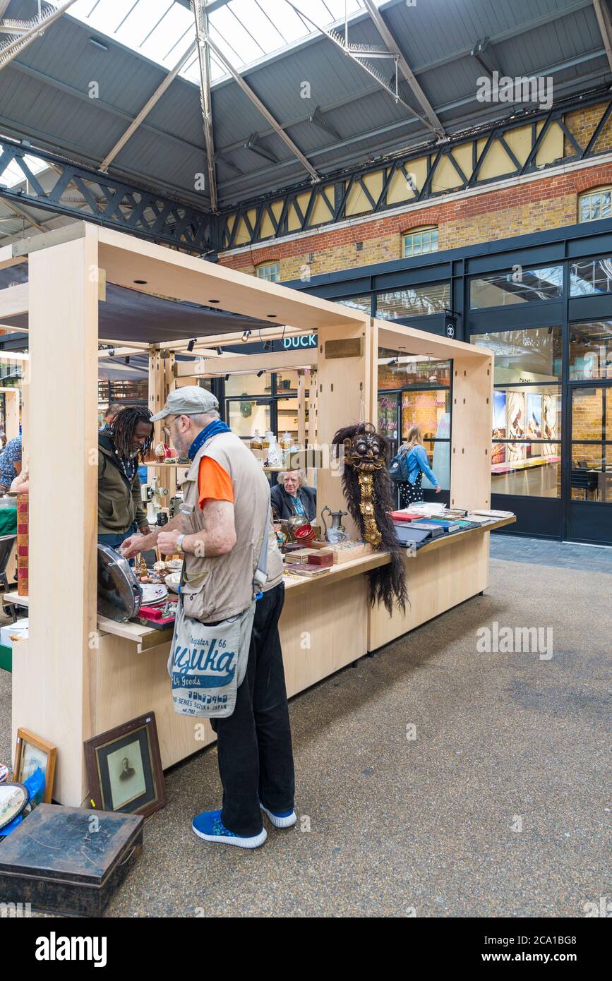 Les amateurs de marché parcourent les étals de l'ancien Spaitalfields jeudi antiquités, vintage et collectable marché, Spaitalfields, Londres, Angleterre, Royaume-Uni Banque D'Images