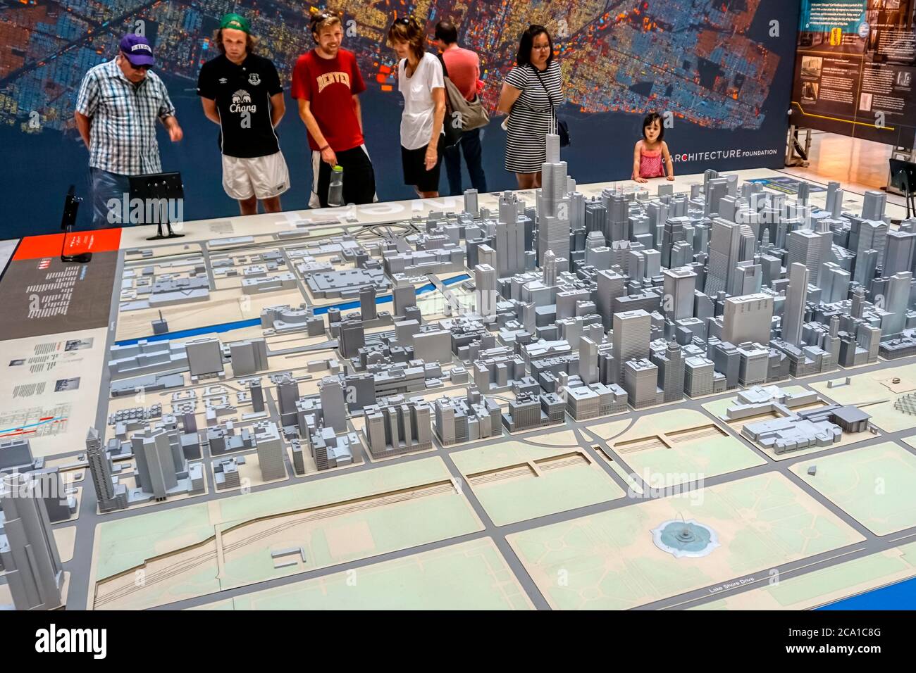 Les visiteurs peuvent admirer le modèle architectural à l'échelle de Chicago lors de l'expérience Chicago City Model Experience au Chicago Architecture Center. Banque D'Images