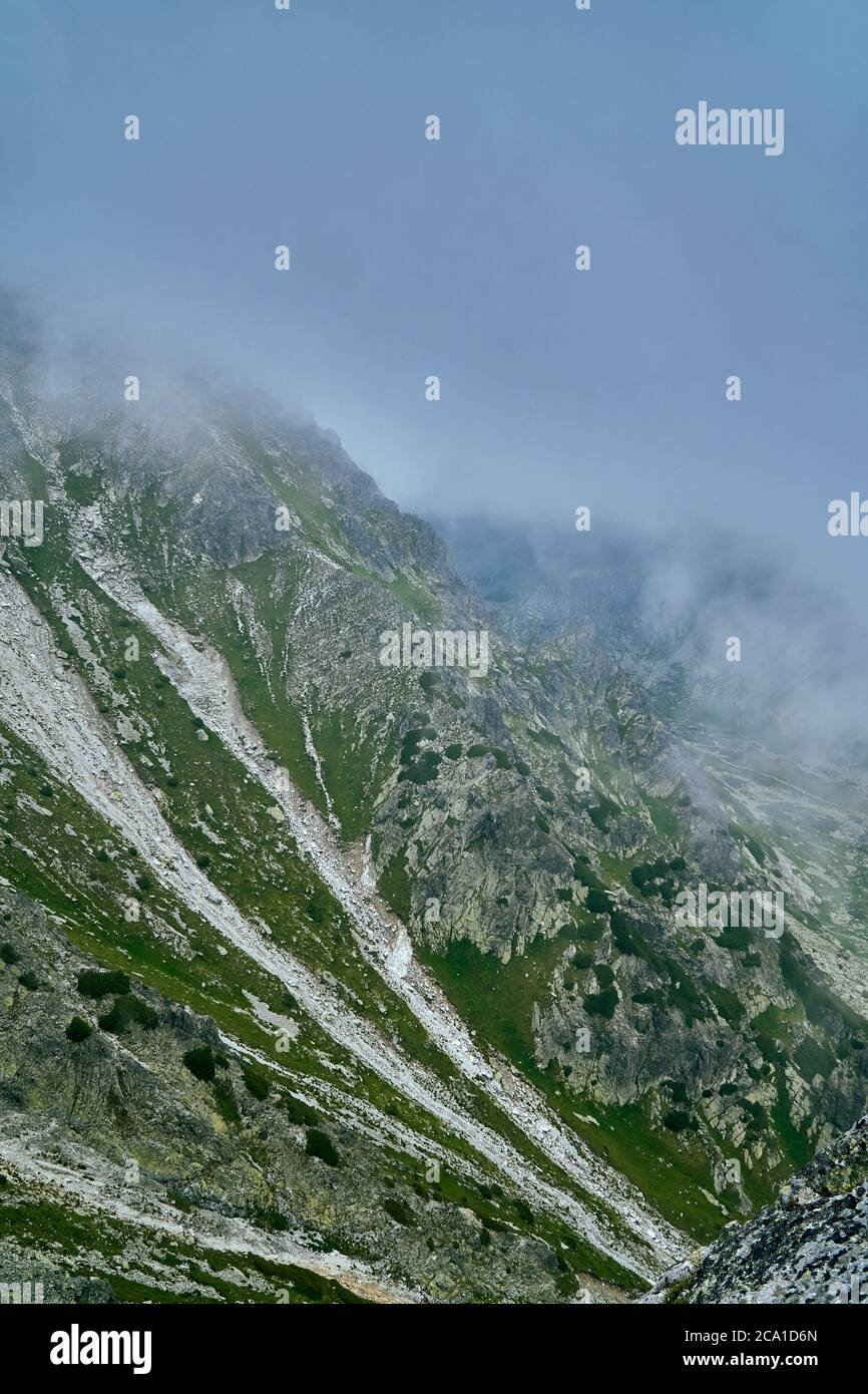 Belle vue panoramique sur drone aérienne de montagne dans le parc national de High Tatra. slovaquie du nord, Europe, UE. Un monde magnifique. Banque D'Images