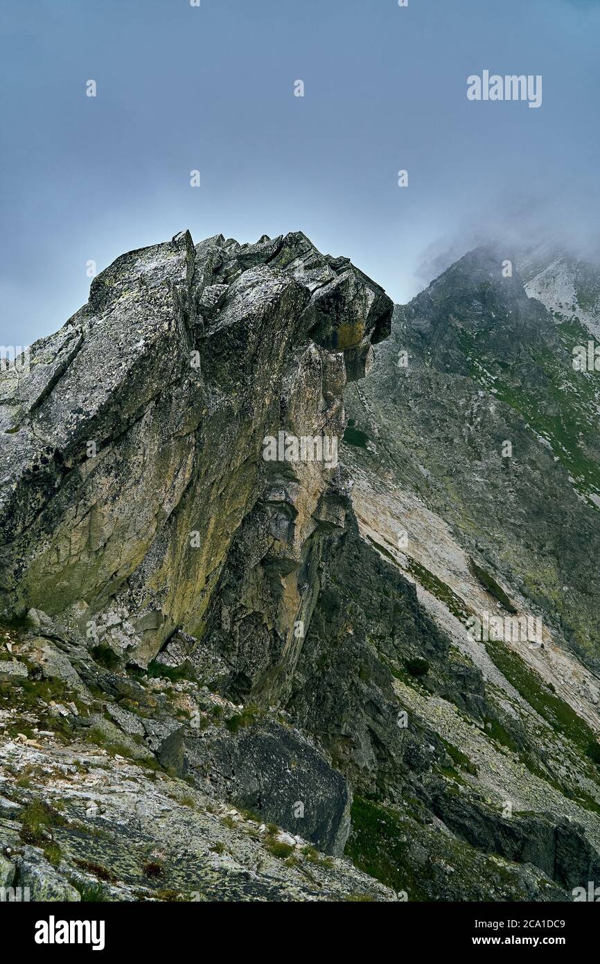 Belle vue panoramique sur drone aérienne de montagne dans le parc national de High Tatra. slovaquie du nord, Europe, UE. Un monde magnifique. Banque D'Images