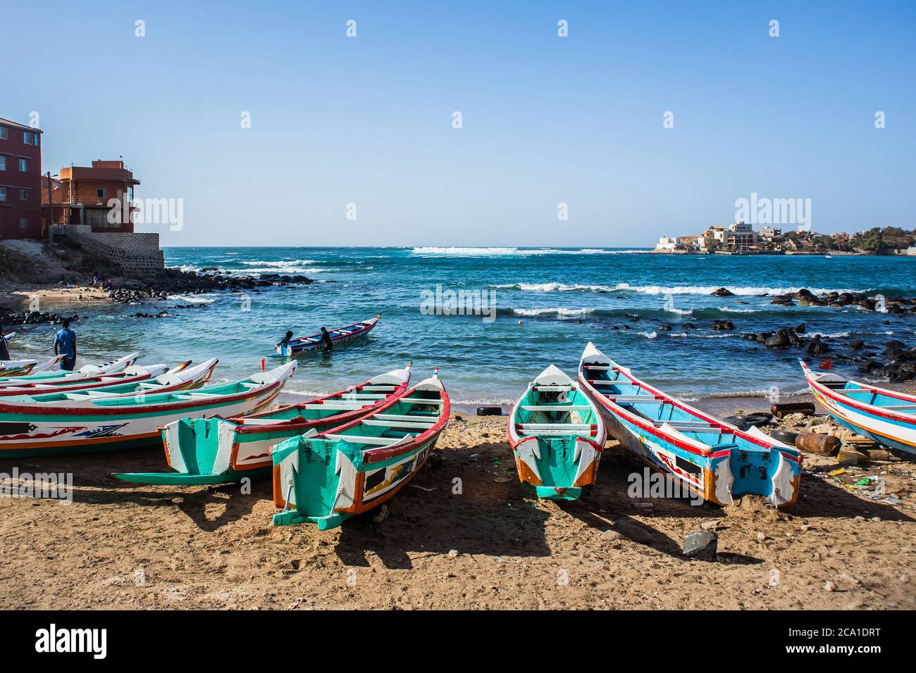 Bateaux de pêche à Ngor Dakar, Sénégal, appelés pirogue ou piragua ou piraga. Bateaux colorés utilisés par les pêcheurs se tenant dans la baie de Ngor par une journée ensoleillée Banque D'Images