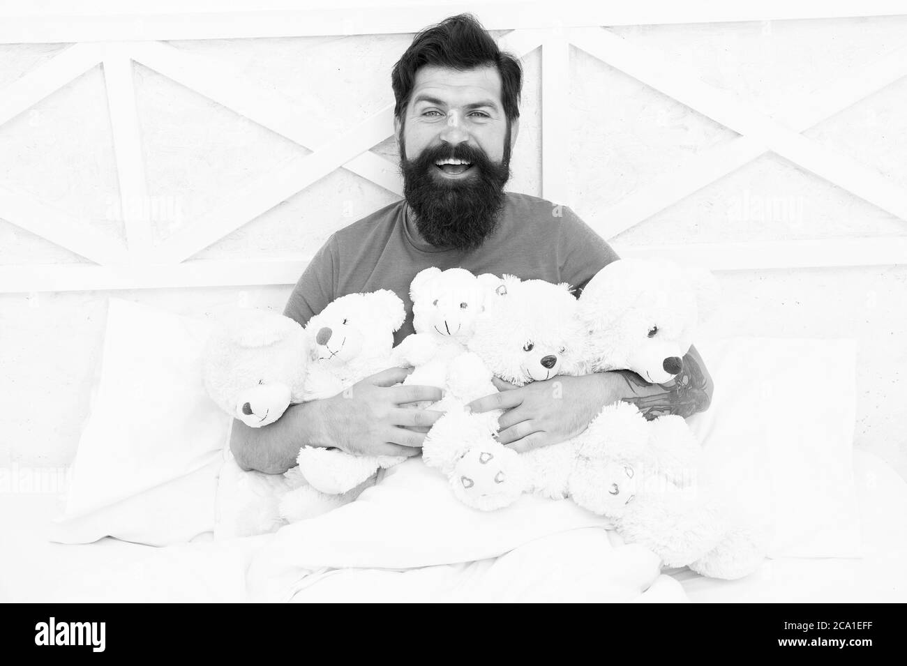 Jouets pour adultes. Détendez-vous dans la chambre. De retour dans l'enfance. Joyeux anniversaire. Homme avec barbe heureux visage tenir des jouets cadeaux. Boutique de jouets. Baccalauréat. Habitudes Puériles. Ours en peluche. Achats en ligne. Banque D'Images