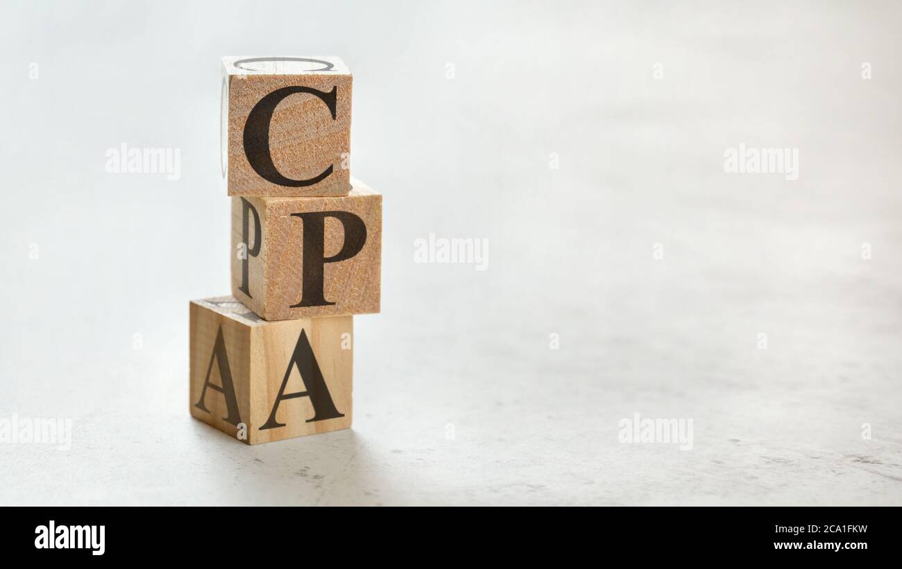 Pile avec trois cubes en bois - lettres CPA signifiant COÛT PAR ACTION / ACQUISITION sur eux, espace pour plus de texte / images sur le côté droit. Banque D'Images