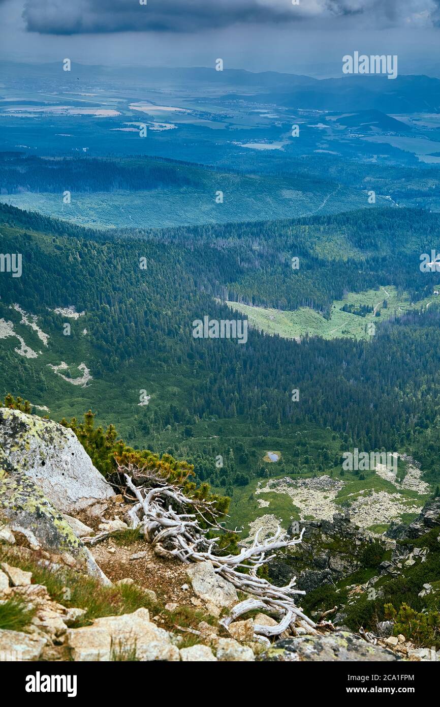 Vue panoramique aérienne sur le lac de montagne dans le parc national de High Tatra. Strbske pleso, Slovaquie, Europe, UE. Un monde magnifique. Banque D'Images