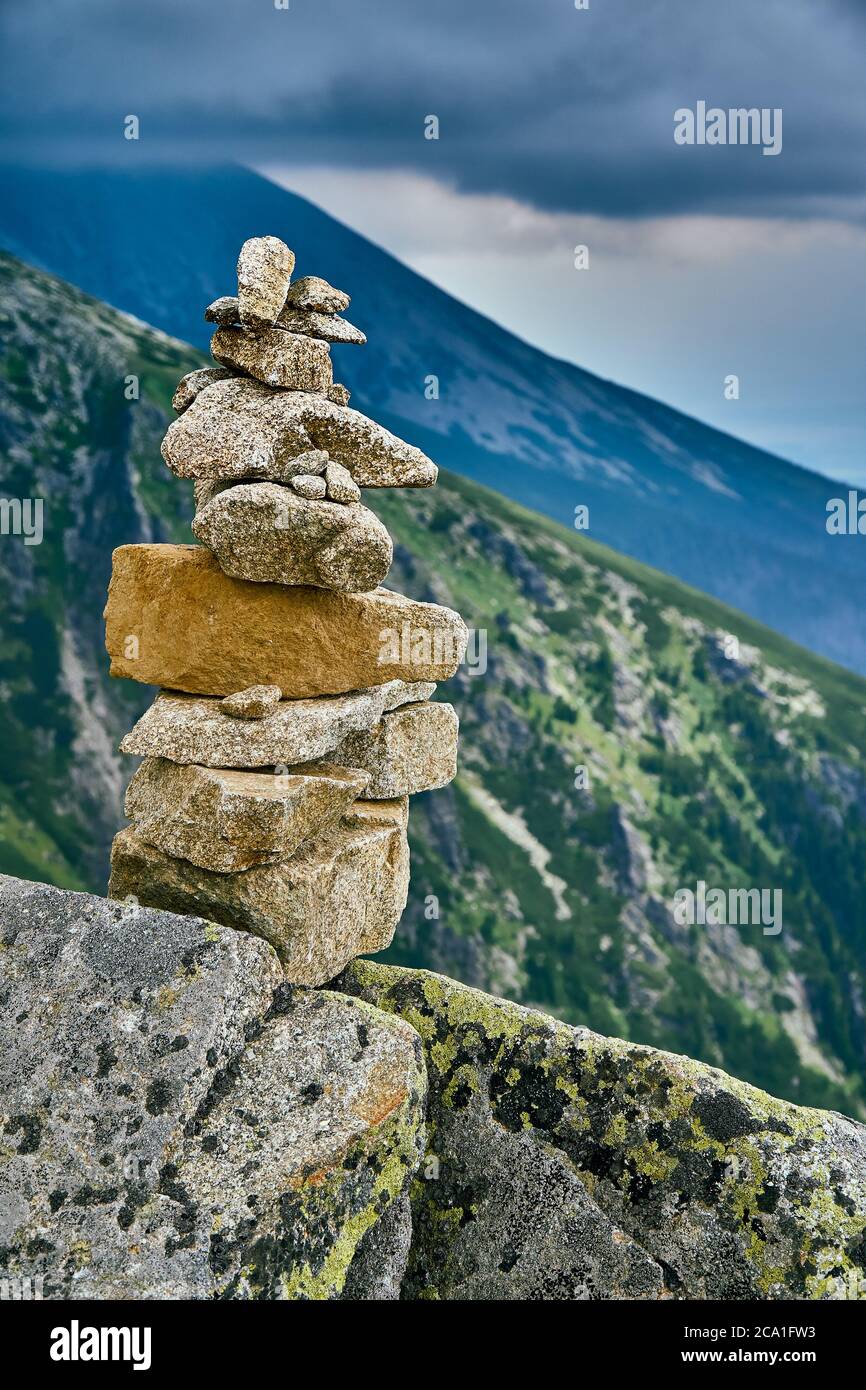 Pierres zen, méditation symbole du bouddhisme paisible. Belle vue sur la montagne dans le parc national de High Tatra. slovaquie du nord, Europe, UE. Belle W Banque D'Images