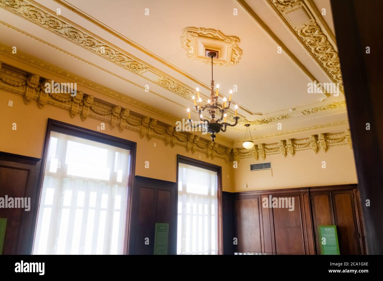 Plafond de l'ancienne salle de réunion au bâtiment du Centre culturel de la Banque du Brésil, Liberty Square, à Belo Horizonte, Brésil Banque D'Images