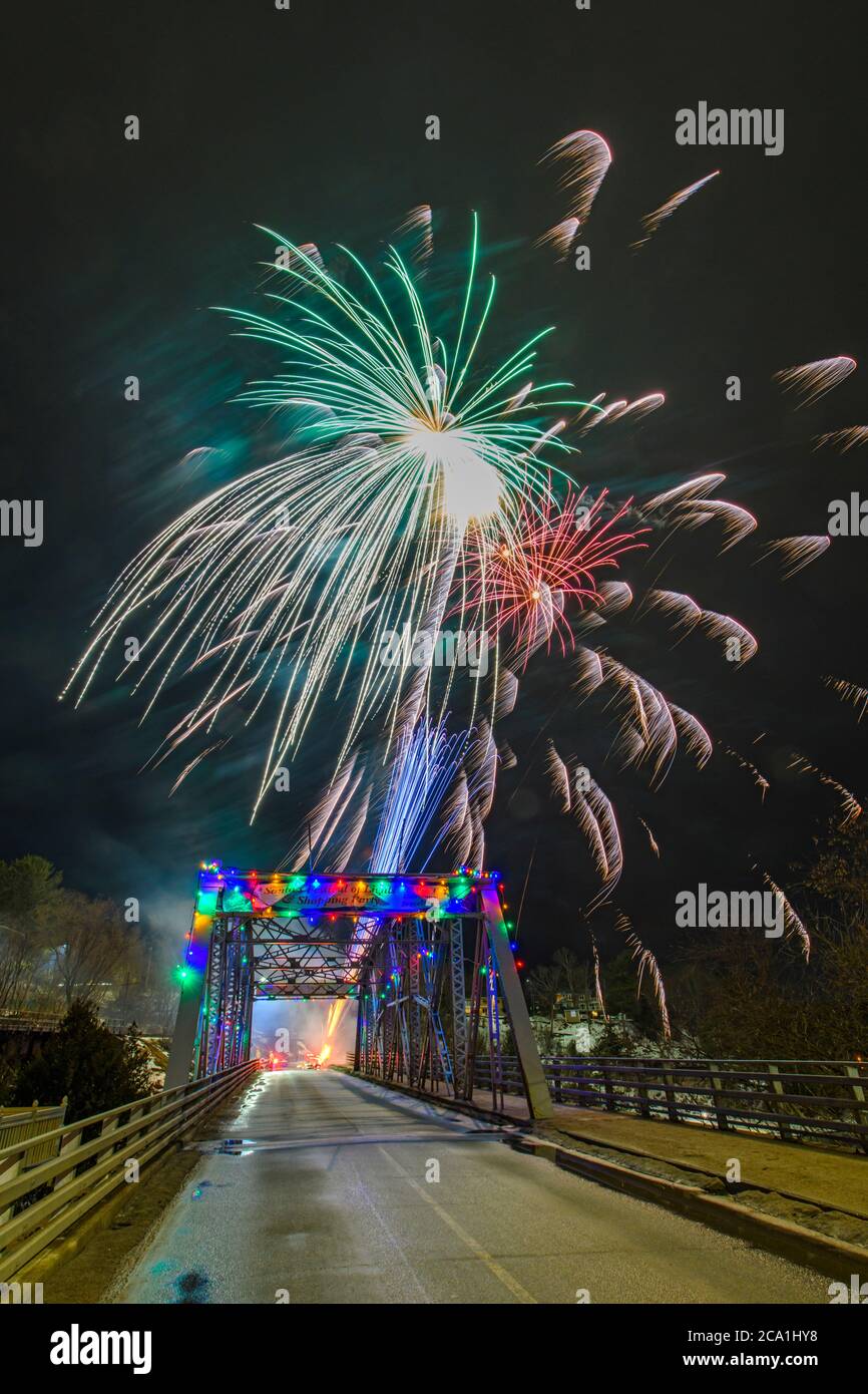 Feux d'artifice au-dessus du pont pour célébrer la fin de semaine du feu et de la glace, Bracebridge, Ontario, Canada Banque D'Images