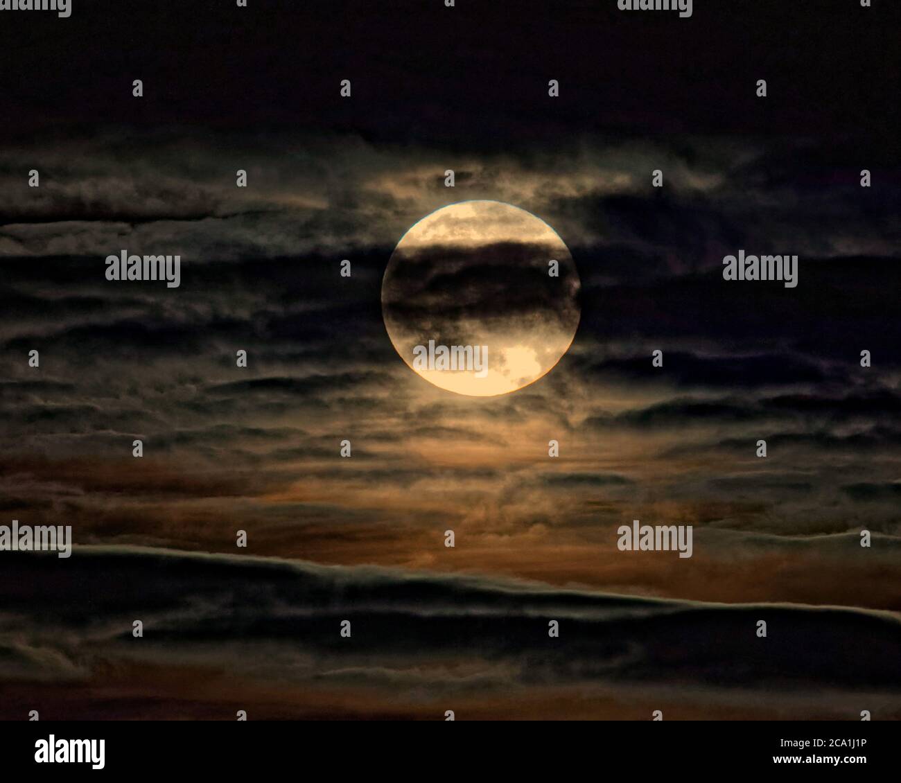 Glasgow, Écosse, Royaume-Uni 3 août, 2020: Royaume-Uni Météo: Lune d'esturgeon dans le ciel lacéré alors que le temps se transforme en pluie pour les prochains jours que la lune se dégage comme un masque facial dans ces temps de coronavirus. Crédit : Gerard Ferry/Alay Live News Banque D'Images