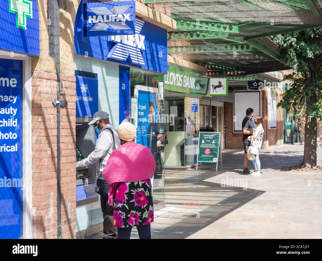 Halifax et Lloyds Banks, Majestic Way, Mitcham, London Borough of Merton, Greater London, Angleterre, Royaume-Uni Banque D'Images