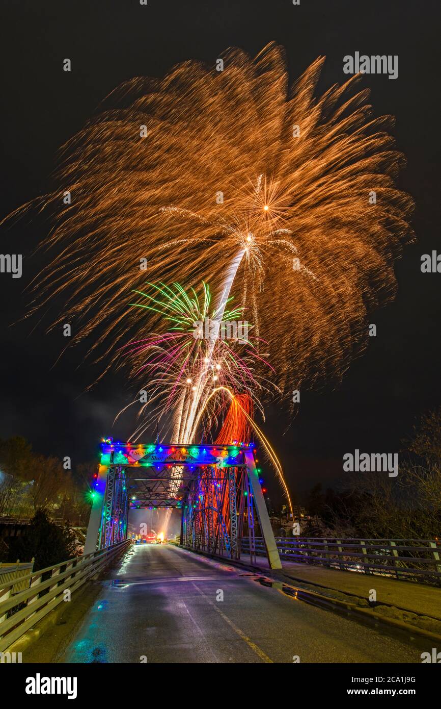 Feux d'artifice au-dessus du pont pour célébrer la fin de semaine du feu et de la glace, Bracebridge, Ontario, Canada Banque D'Images