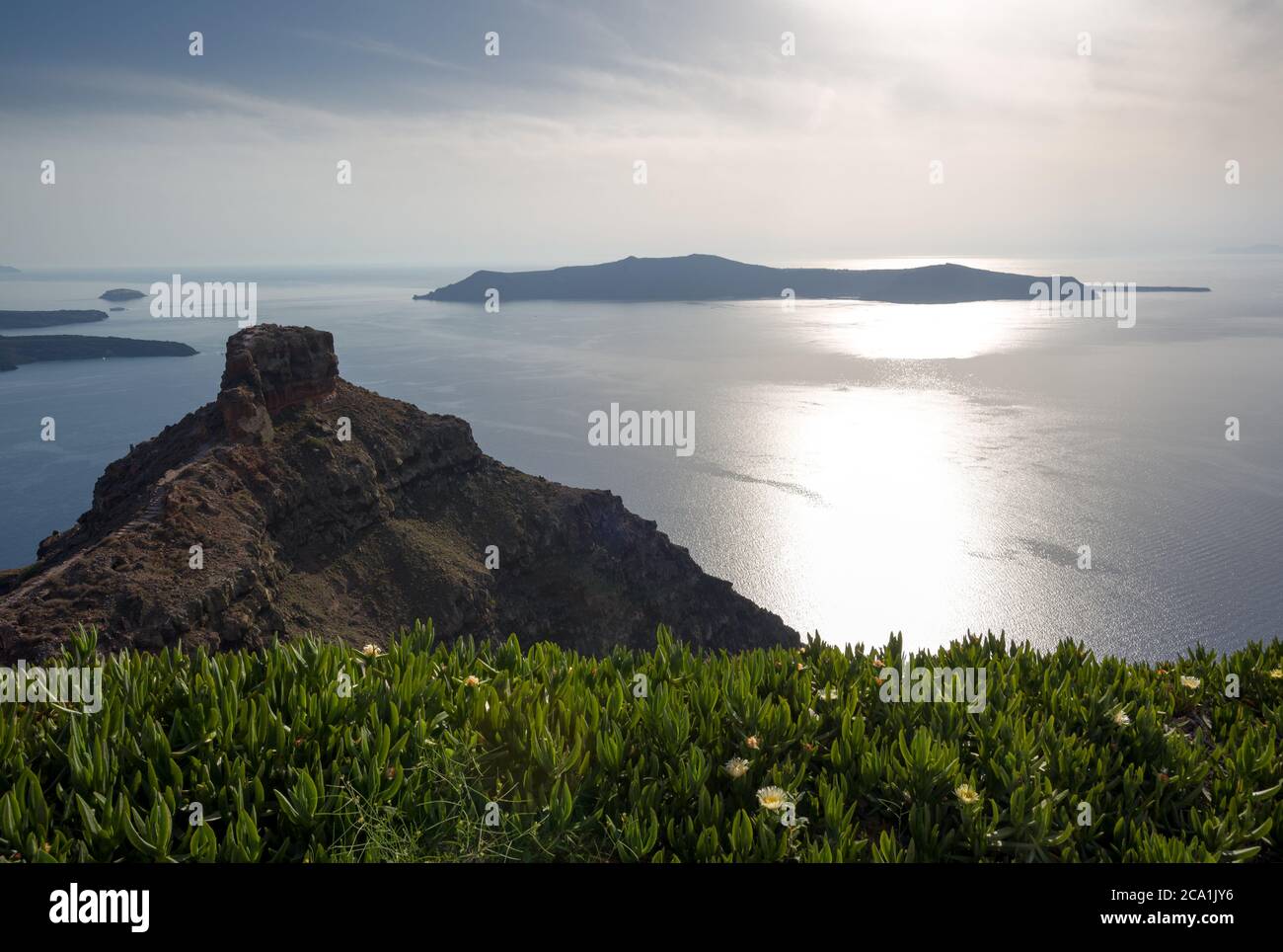Vue sur la mer et les îles rocheuses. Santorin, Grèce Banque D'Images