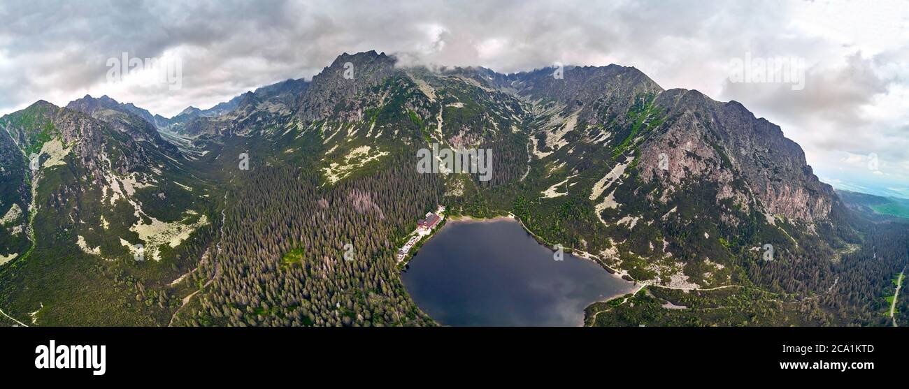 Belle vue panoramique de Popradske pleso (autrefois appelé Rybie pleso) est un lac de montagne d'origine glaciaire situé dans les Hautes Tatras, au nord de la Slovaquie Banque D'Images