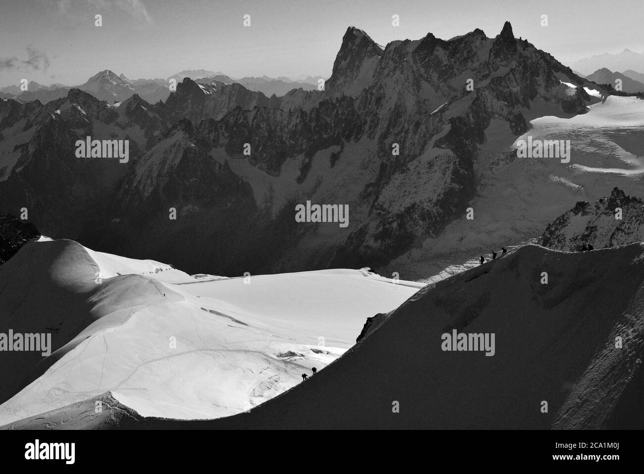 Vue de l'aiguille du midi à grandes Jorasses 4208 M. Et Dent de géant 4013 m à la frontière italienne / France Banque D'Images