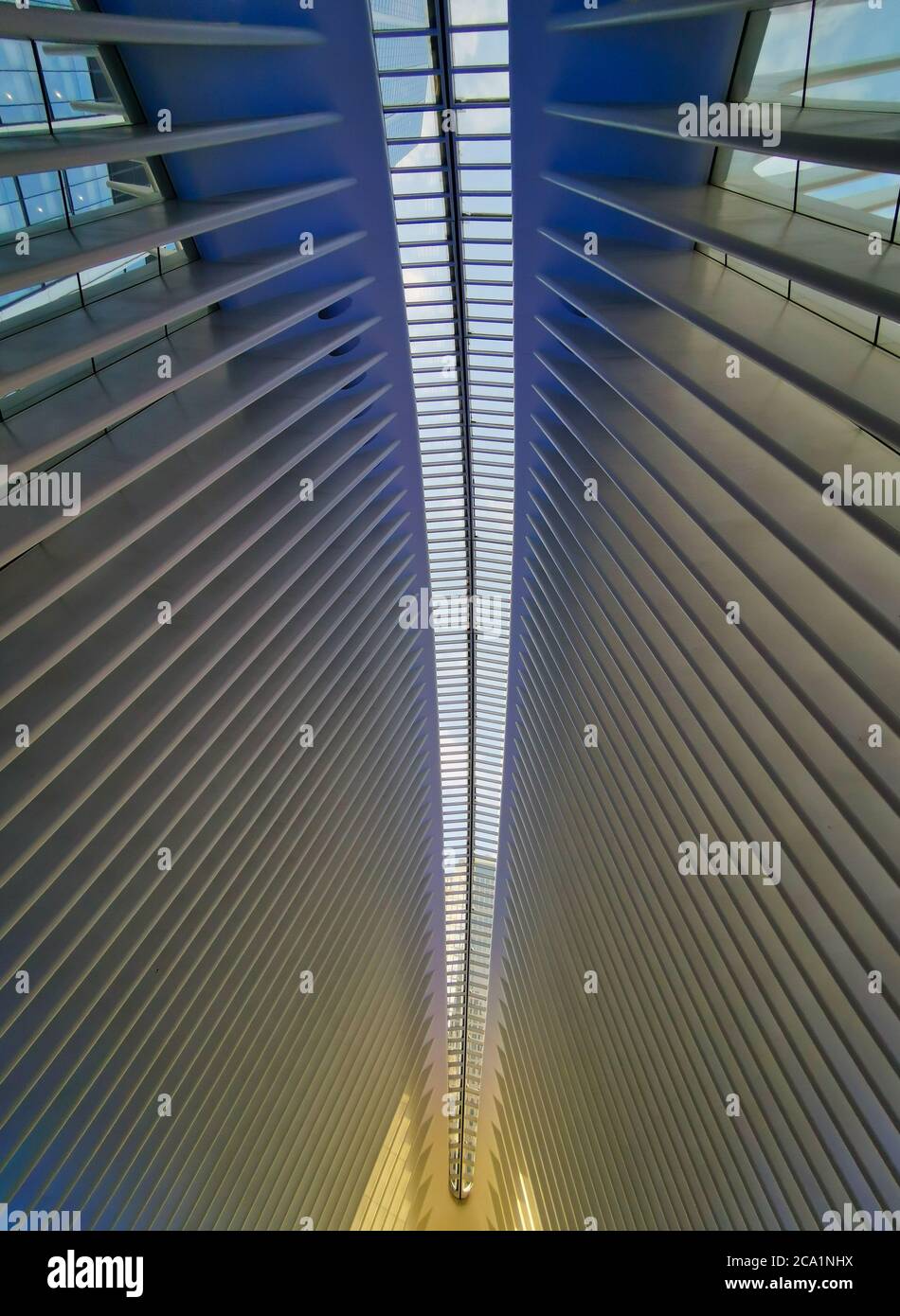 Centre de transport (Oculus) à New York dans le quartier financier vue intérieure montrant le hall principal (conçu par l'architecte Santiago Calatrava ) Banque D'Images