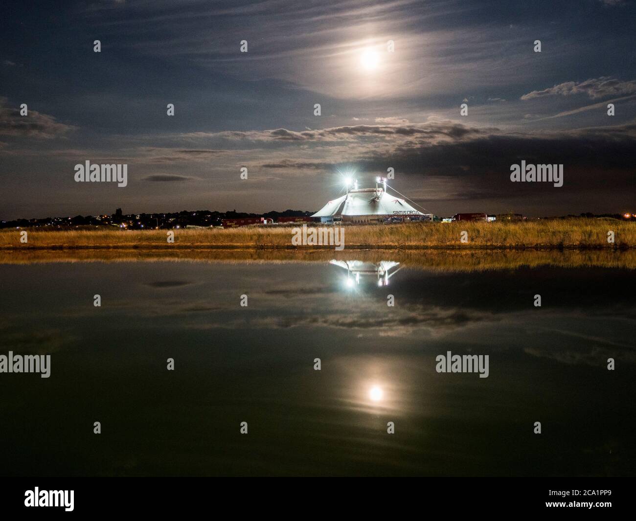 Sheerness, Kent, Royaume-Uni. 3 août 2020. Météo au Royaume-Uni: L'Esturgeon pleine lune vu s'élevant au-dessus du grand sommet de Santus Circus à Sheerness, Kent ce soir. Crédit : James Bell/Alay Live News Banque D'Images