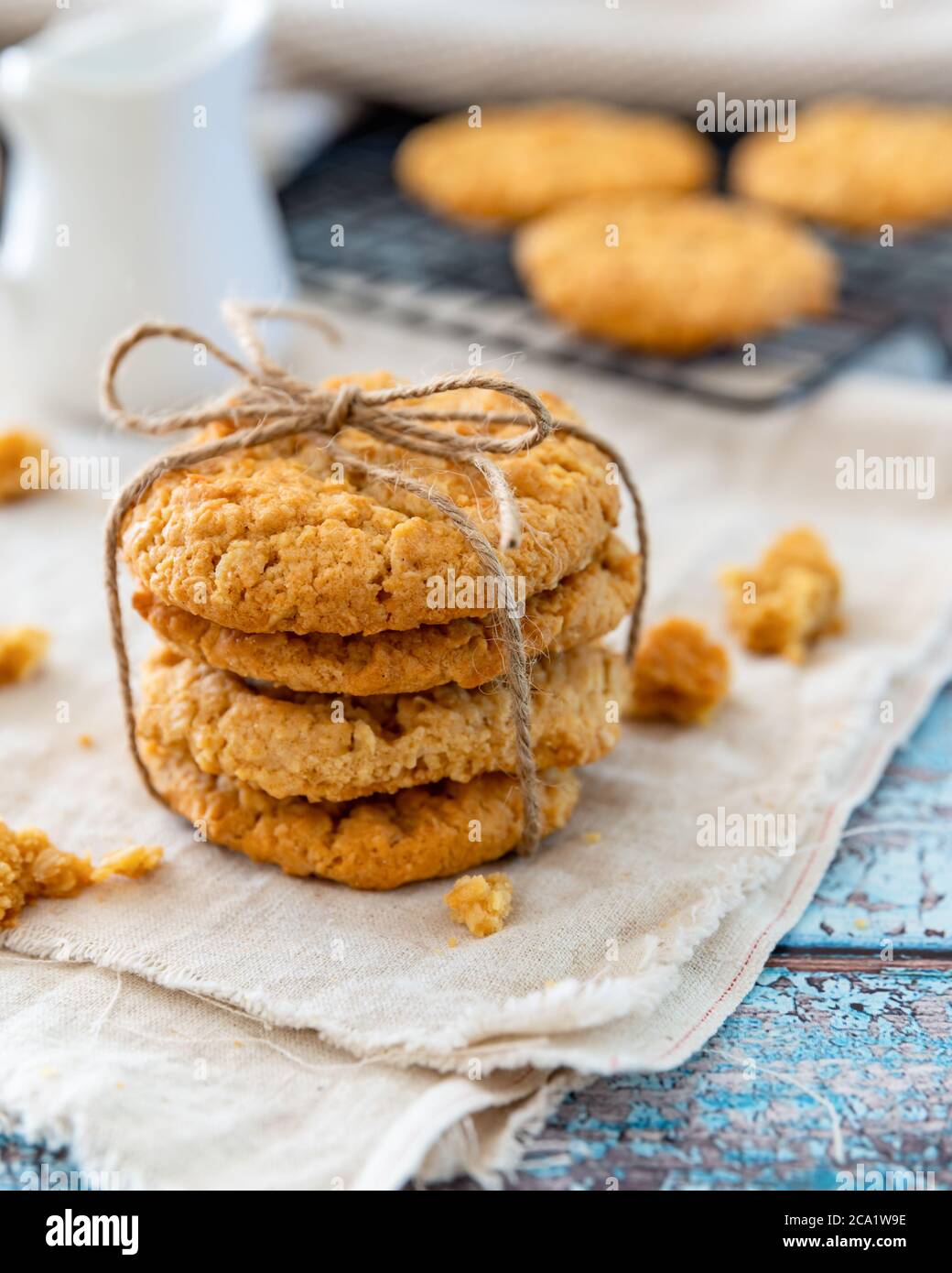 Biscuits Anzac traditionnels sur une table en bois Banque D'Images