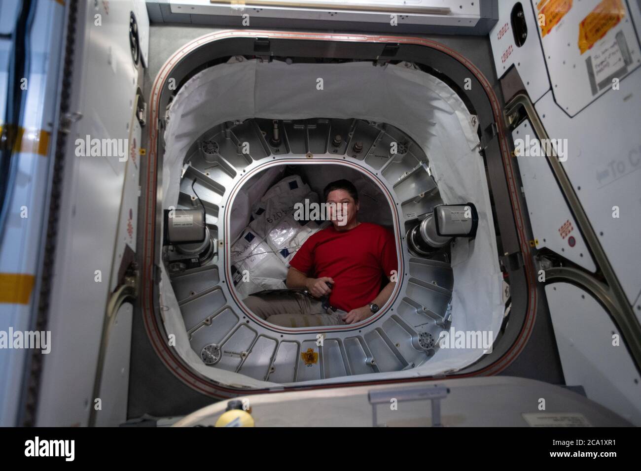 L'astronaute Bob Behnken de la NASA à l'intérieur du module aérospatial extensible de Bigelow à bord de la Station spatiale internationale le 7 juillet 2020 à Earth Orbit. Banque D'Images