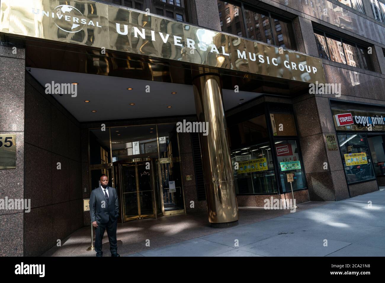New York, NY - 3 août 2020 : vue du siège social de Universal Music Group  New York à Broadway, la société a annoncé que les employés ne retourneront  pas au bureau