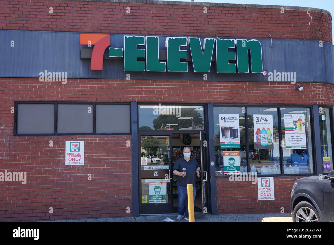 New York, États-Unis. 03ème août 2020. Un homme portant un masque sort d'un magasin de 7-Eleven dans Queens.le magasin japonais Major Seven & I Holdings, qui possède la chaîne de dépanneurs 7-Eleven, a accepté d'acheter la chaîne de stations-service Speedway de Marathon Petroleum (MPC) pour 21 milliards de dollars, Dans un mouvement qui va étendre l'empreinte de la société dans le crédit américain: SOPA Images Limited/Alay Live News Banque D'Images