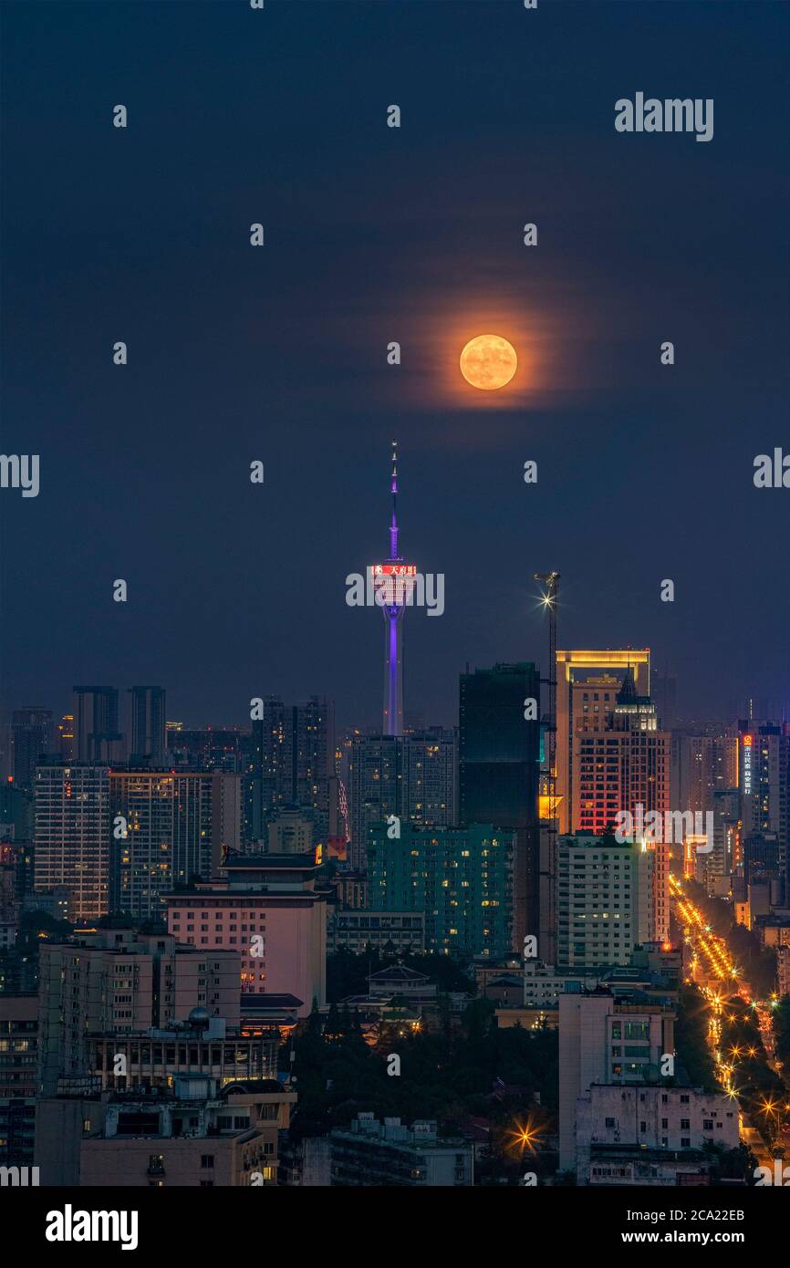 Chengdu. 4 août 2020. La photo prise le 3 août 2020 montre la pleine lune à Chengdu, dans la province du Sichuan, dans le sud-ouest de la Chine. La pleine lune est apparue lundi, qui est le quatorzième jour du sixième mois du calendrier lunaire chinois. Credit: Xinhua/Alay Live News Banque D'Images