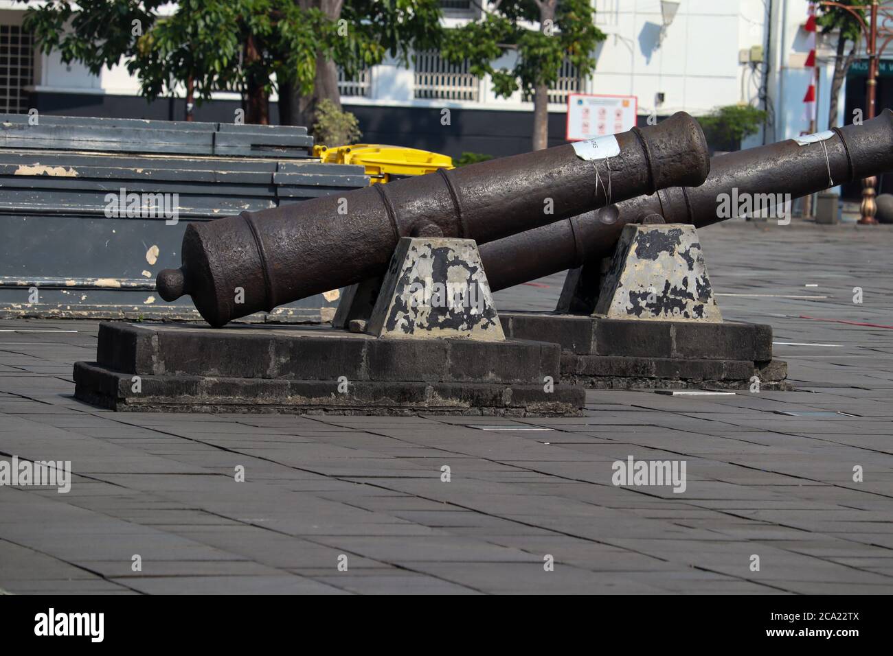 Jakarta / Indonésie - 25 juillet 2020. Deux canons coloniaux néerlandais sont exposés devant le parc du musée Fatahilah de Jakarta Banque D'Images