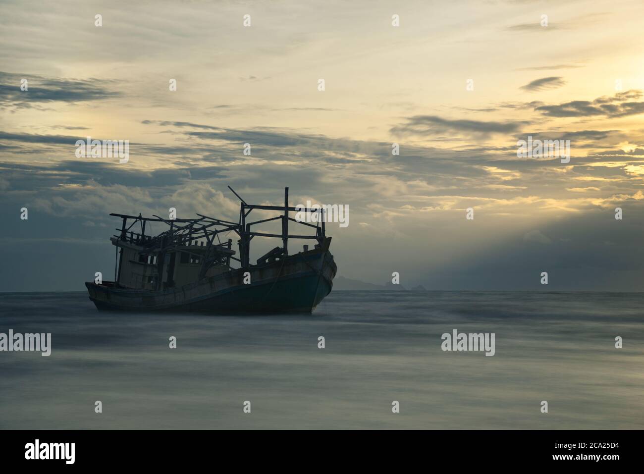 Le paysage de la longue exposition du naufrage au coucher du soleil sur l'île de Samui, province de Surat Thani, Thaïlande. Banque D'Images