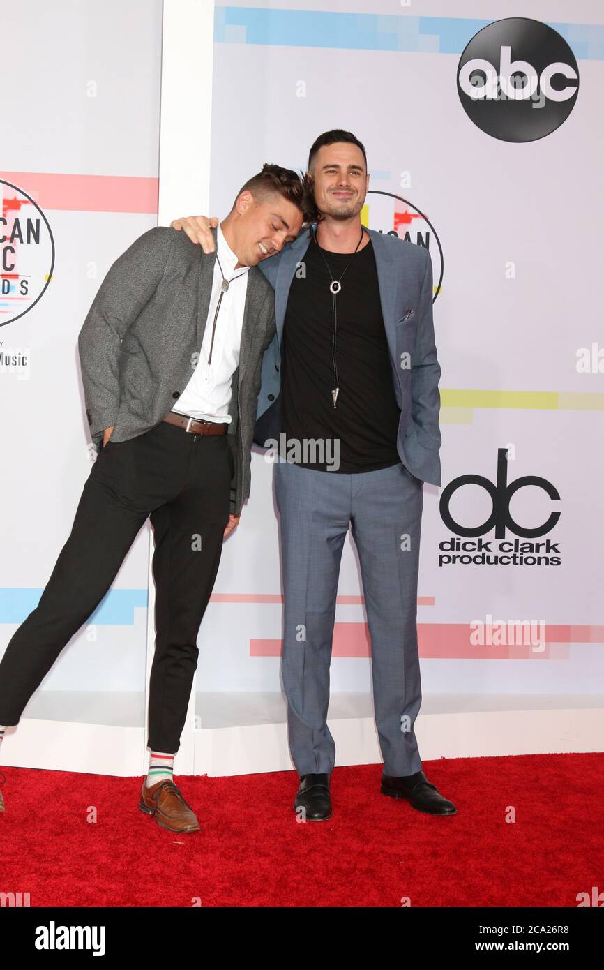 LOS ANGELES - OCT 9 : Dean Unglert, Ben Higgins aux American Music Awards 2018 au Microsoft Theatre le 9 octobre 2018 à Los Angeles, CA Banque D'Images