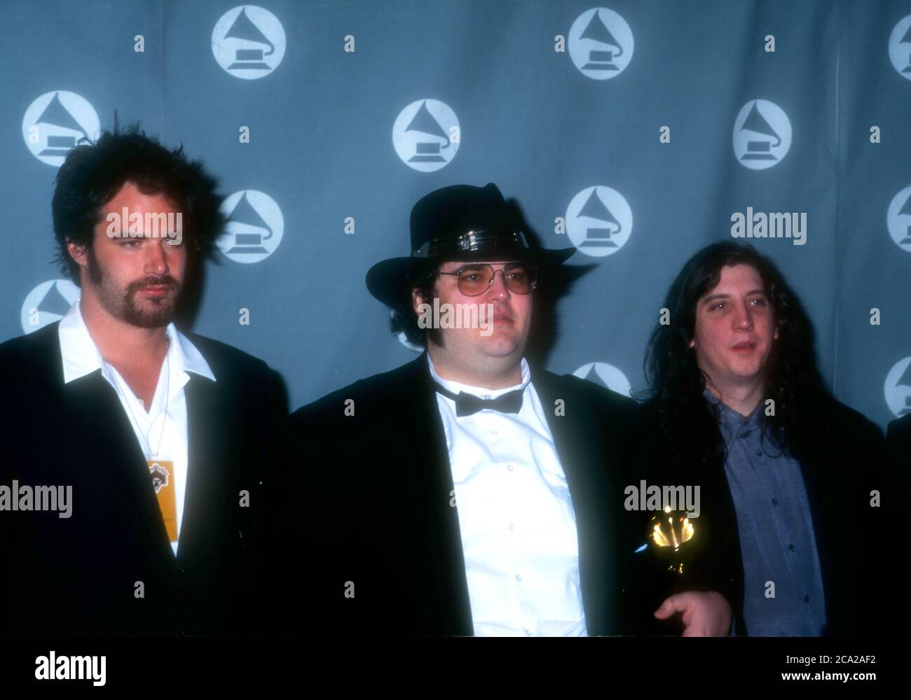 Los Angeles, Californie, États-Unis 28 février 1996 (L-R) les musiciens Chan Kinchla, John Popper et Bobby Sheehan of Blues Traveler assistent aux 38e Grammy Awards annuels le 28 février 1996 au Shrine Auditorium de Los Angeles, Californie, États-Unis. Photo par Barry King/Alay stock photo Banque D'Images